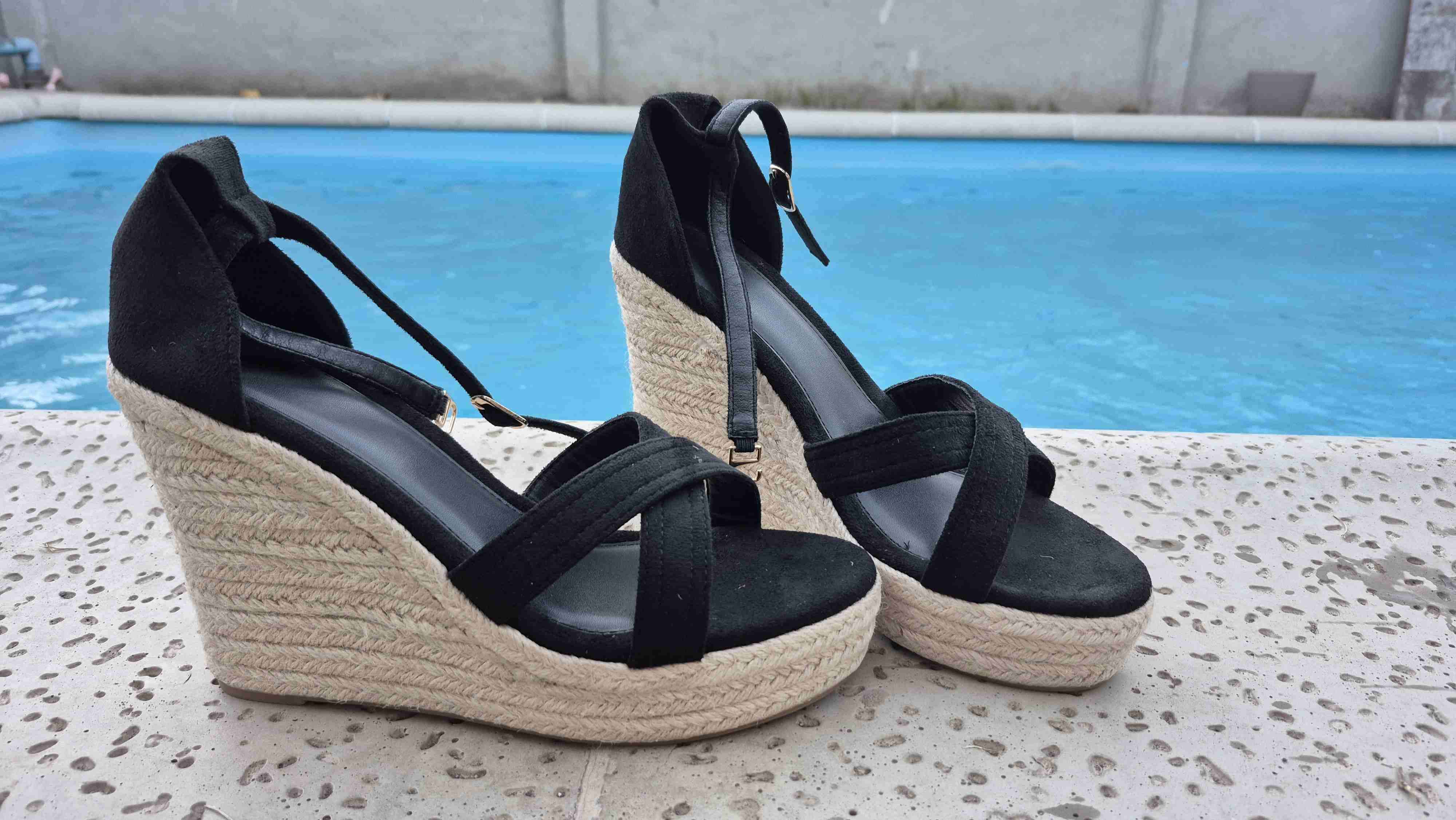 Sandalias de cuña negras