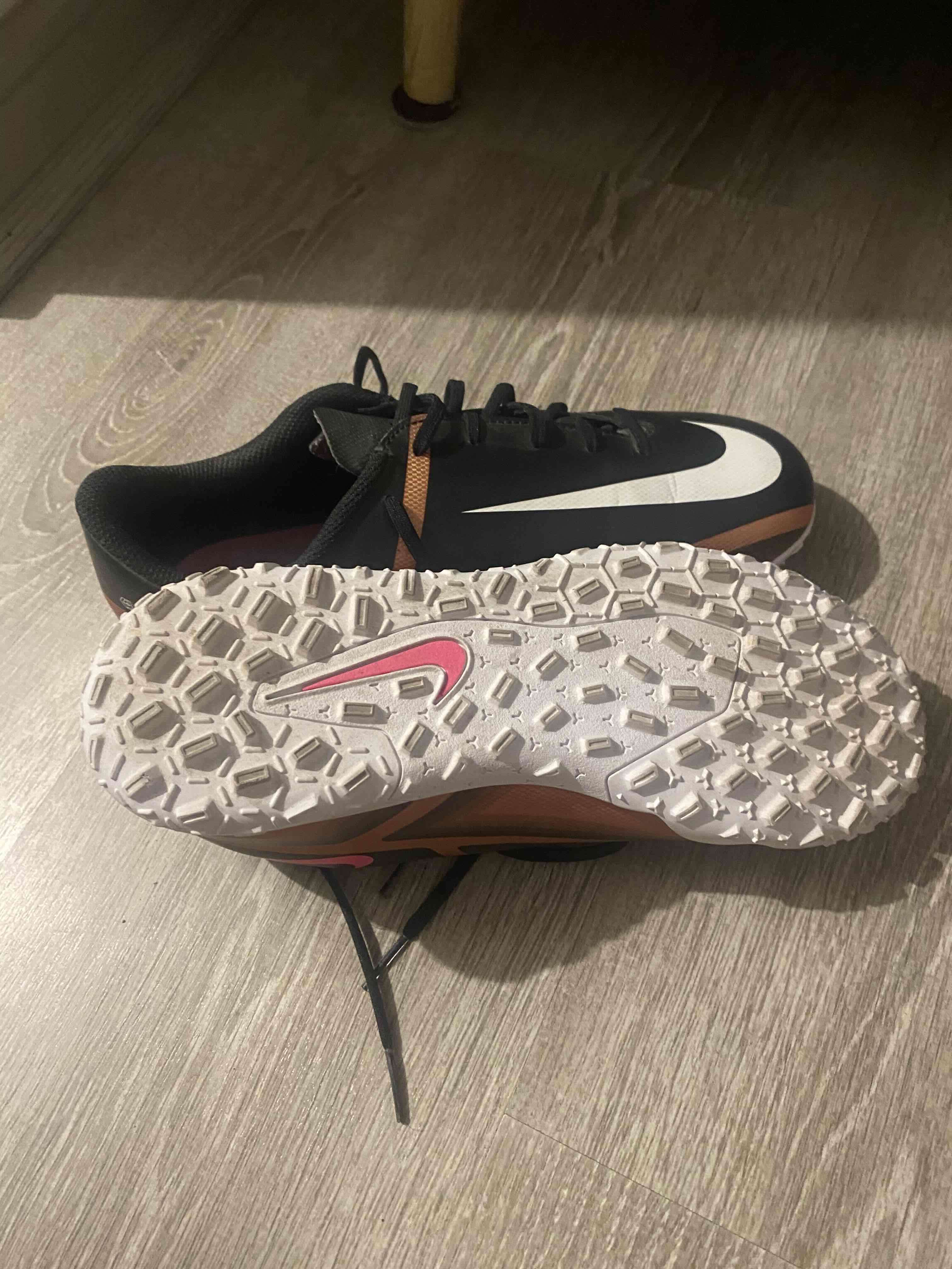 Zapatillas deportivas negras y naranjas - miniatura 2