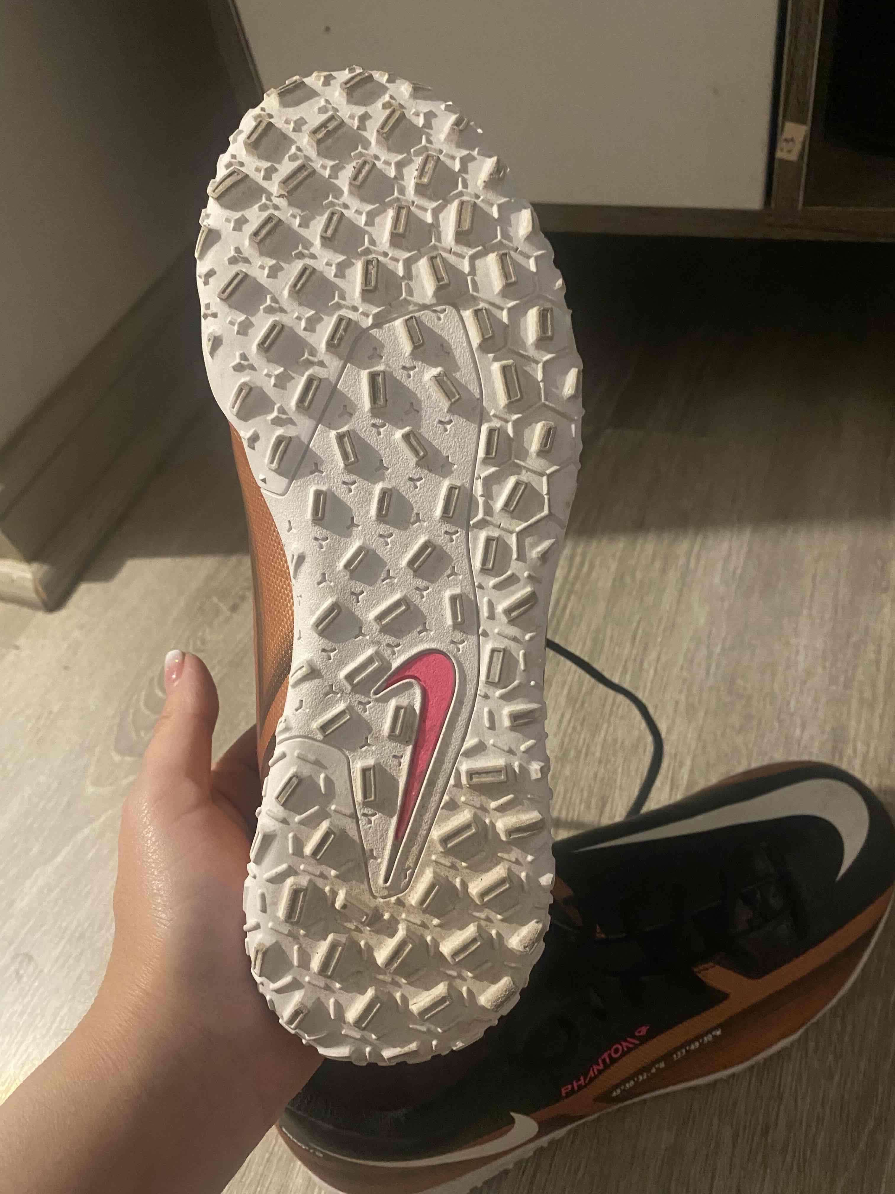 Zapatillas deportivas negras y naranjas - miniatura 3