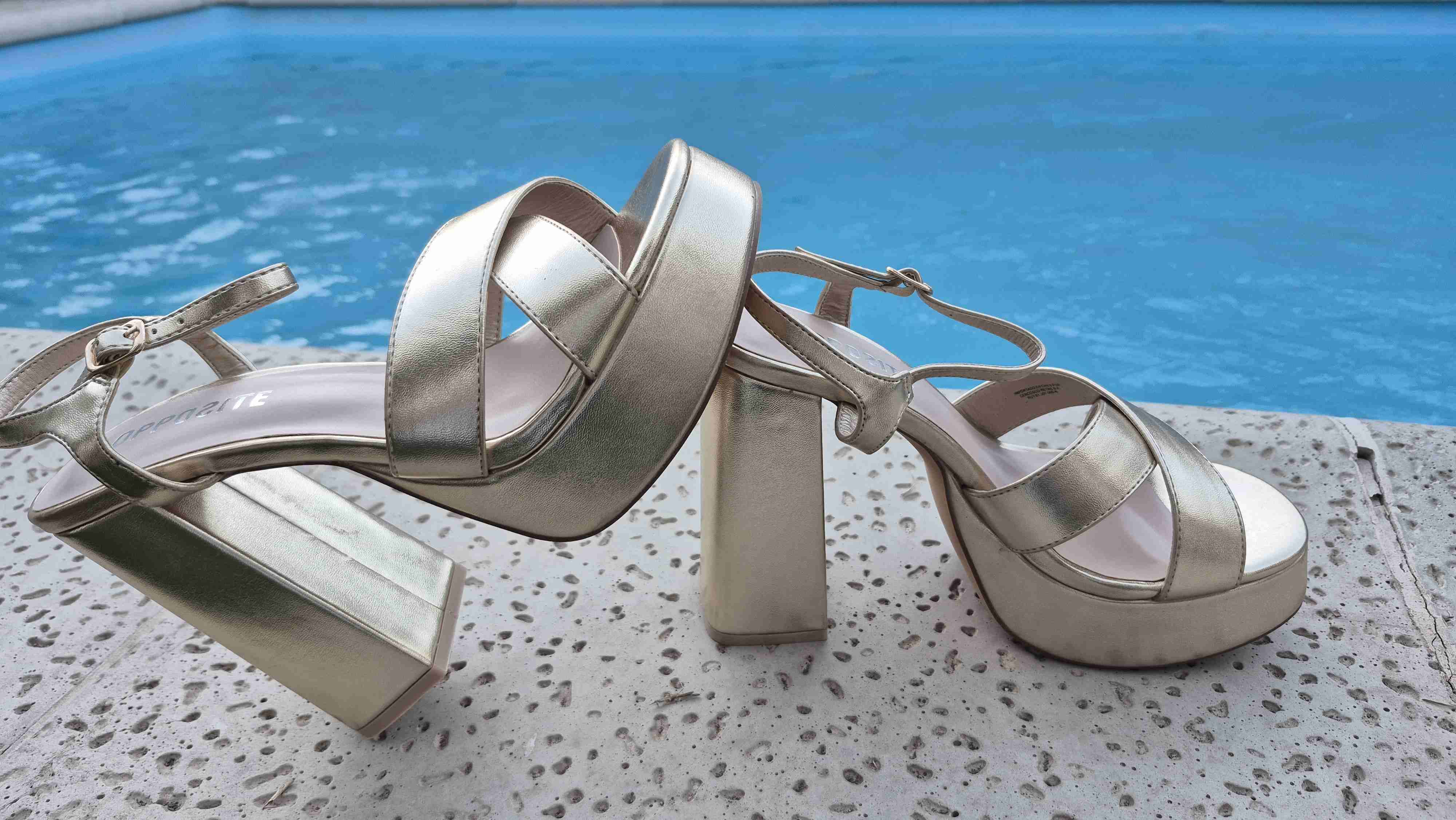 Sandalias doradas de plataforma