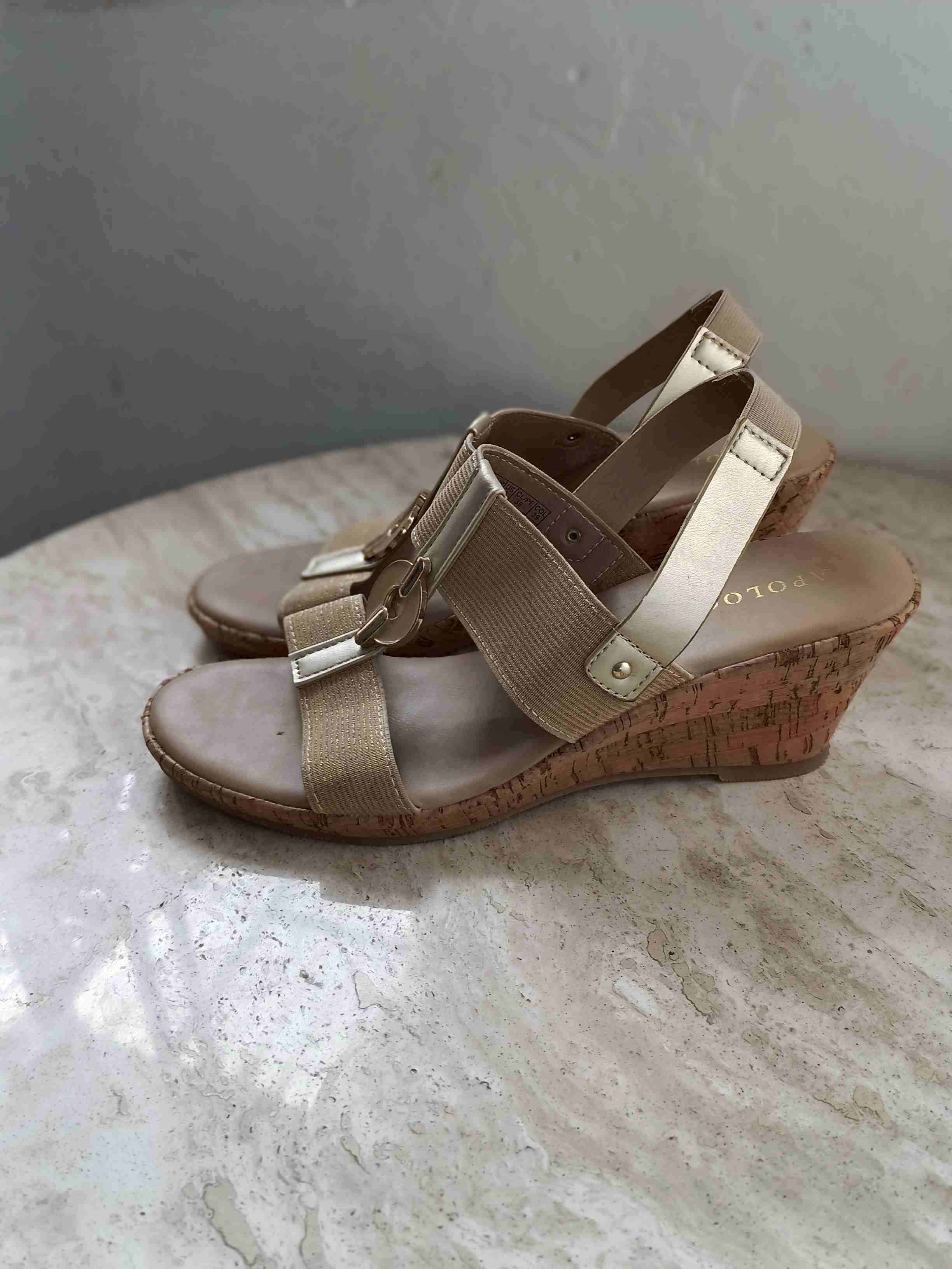 Sandalias de cuña beige - miniatura 4