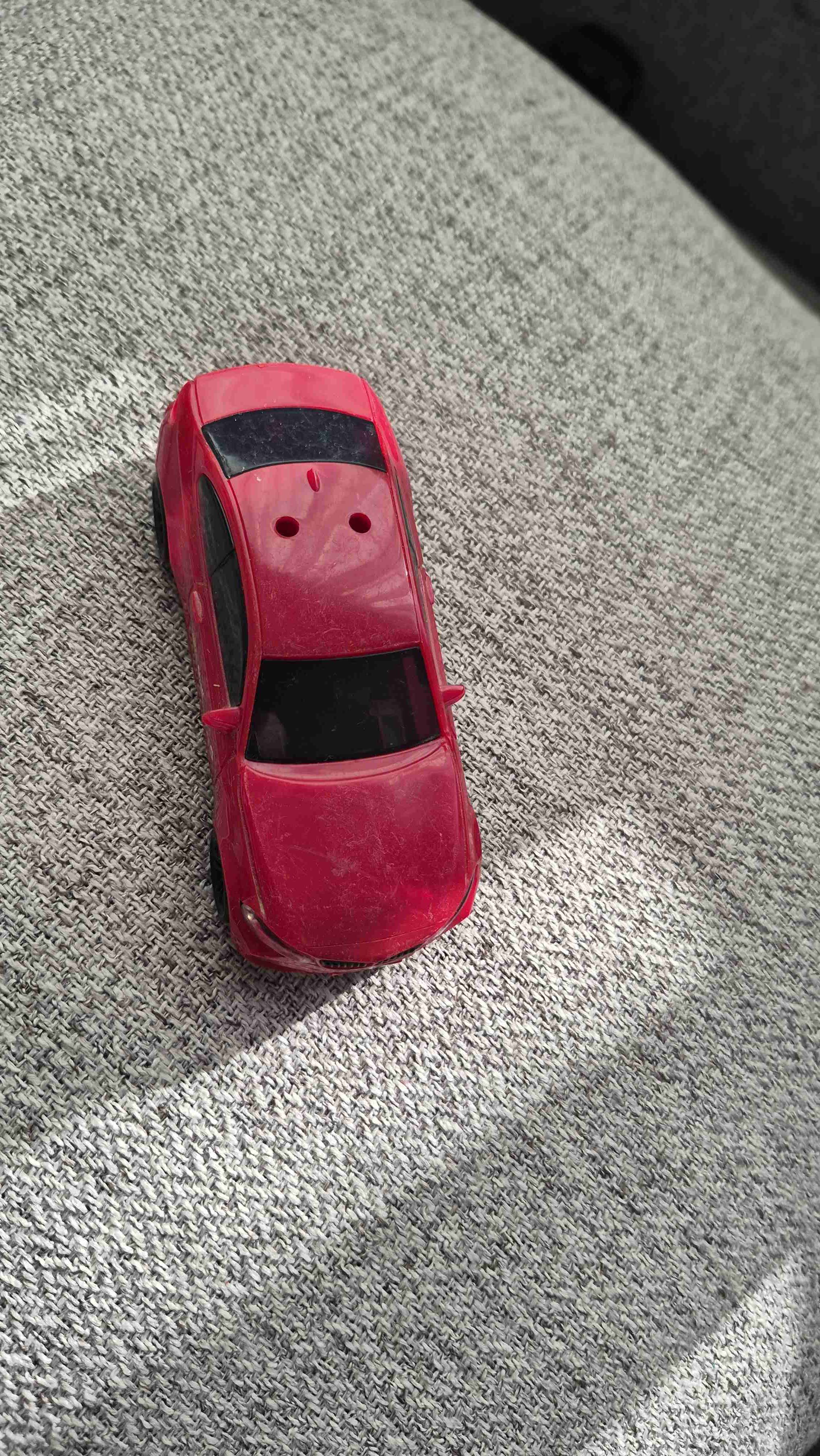 Auto de juguete rojo deportivo - miniatura 2