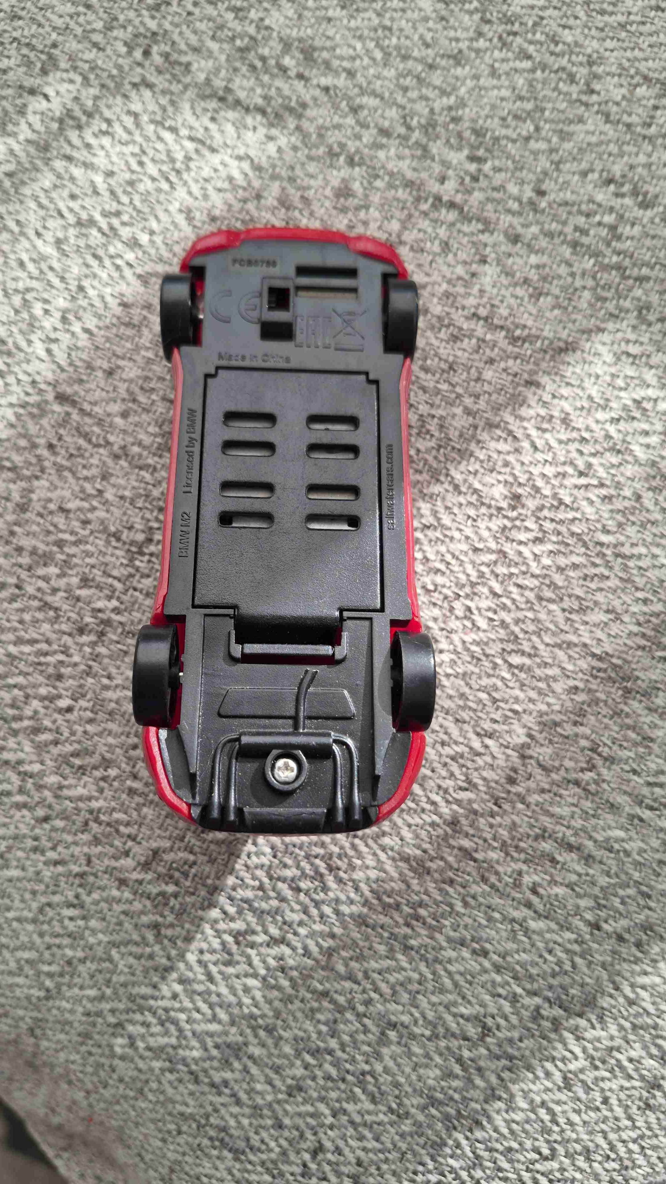 Auto de juguete rojo deportivo - miniatura 3