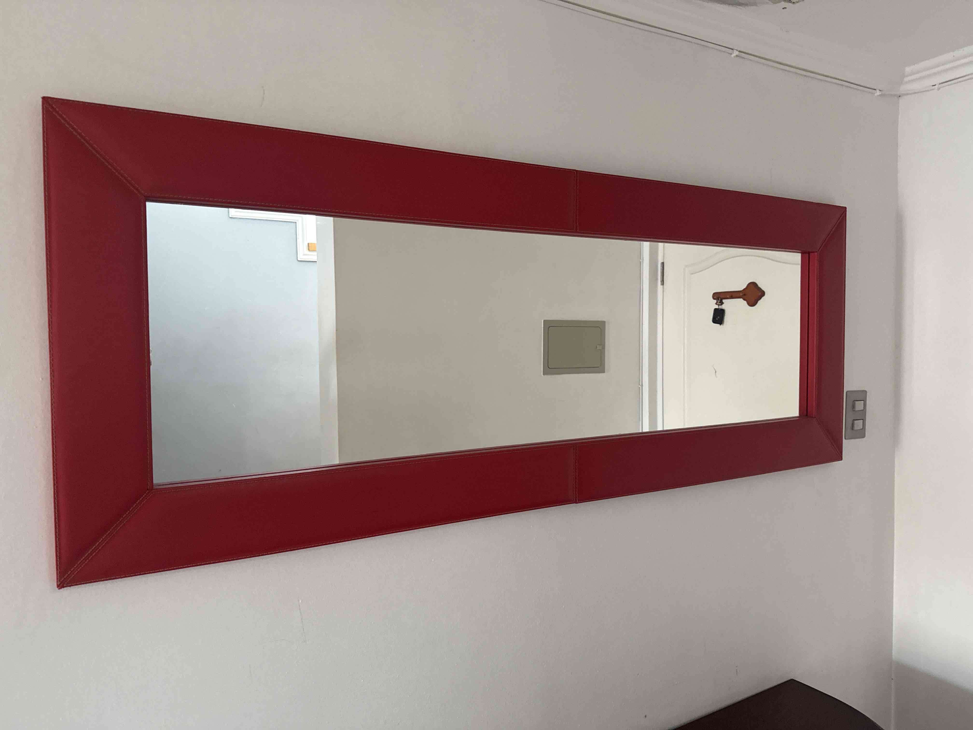 Espejo grande con marco rojo