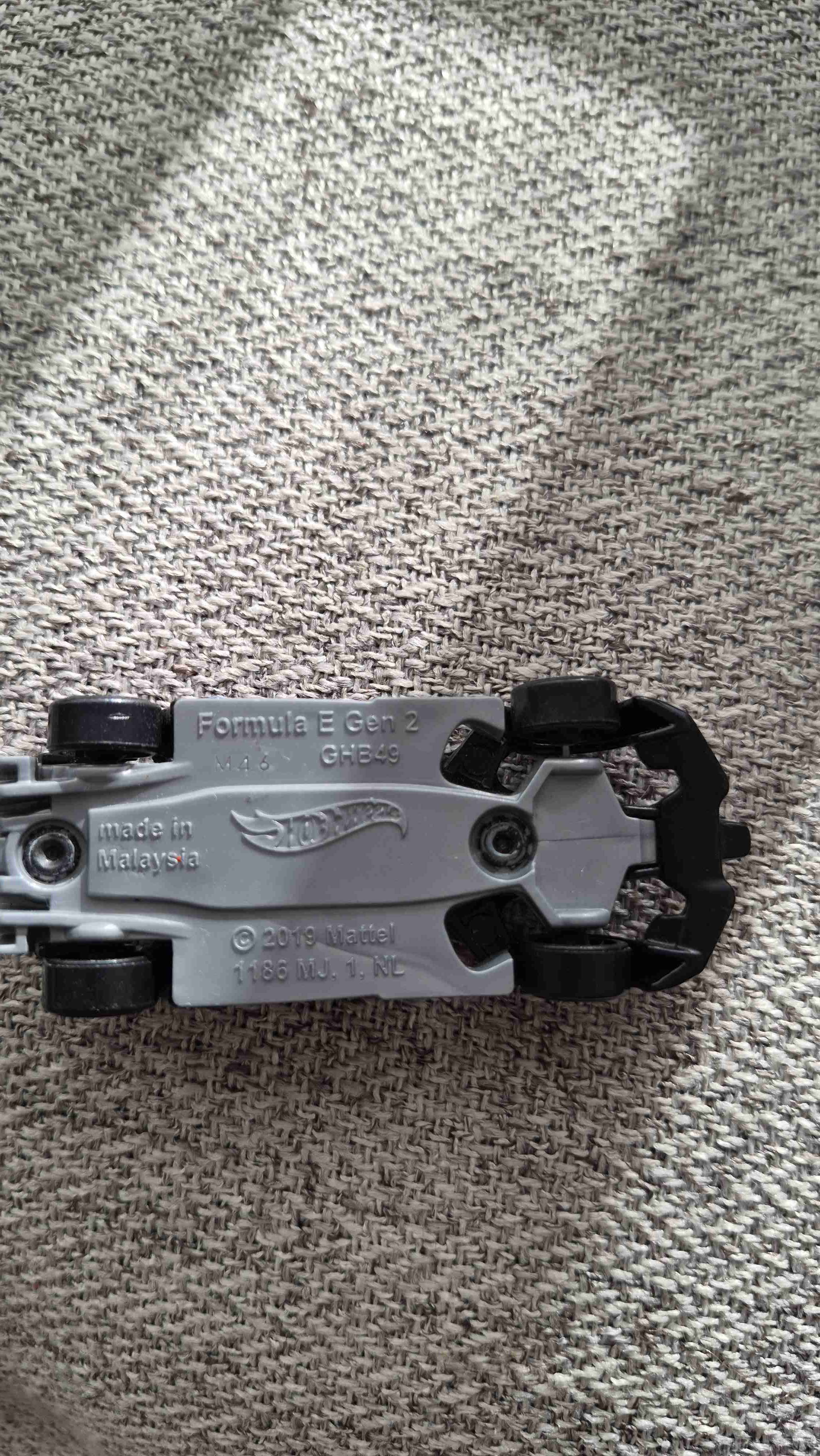 Auto de juguete en miniatura - miniatura 2