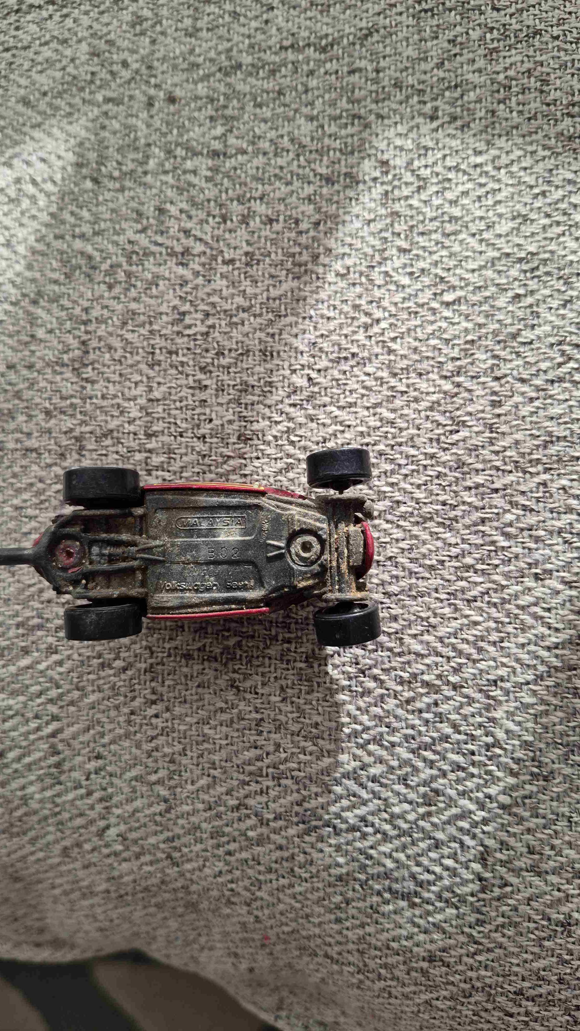 Auto de juguete vintage rojo - miniatura 2