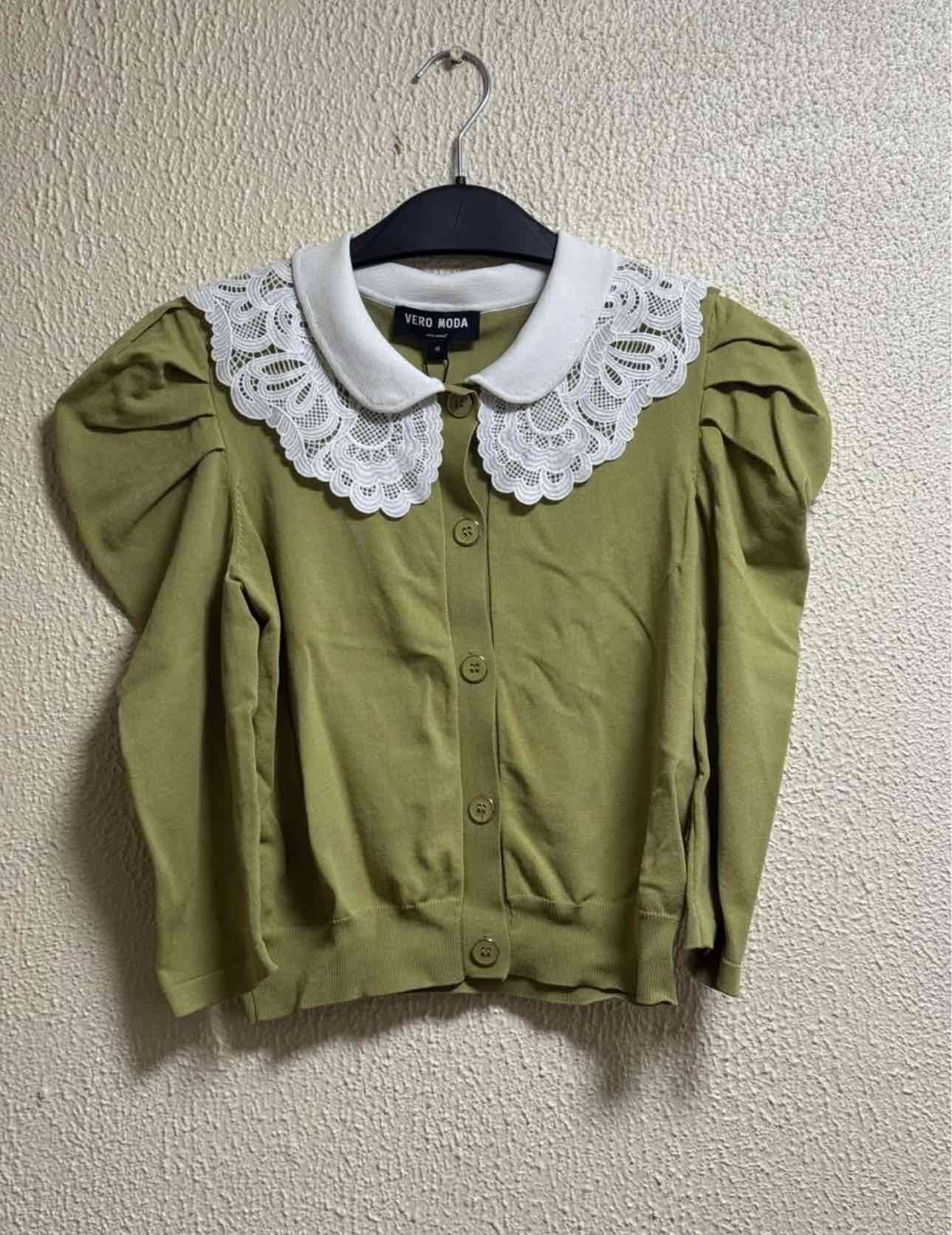 Cardigan verde con cuello encaje