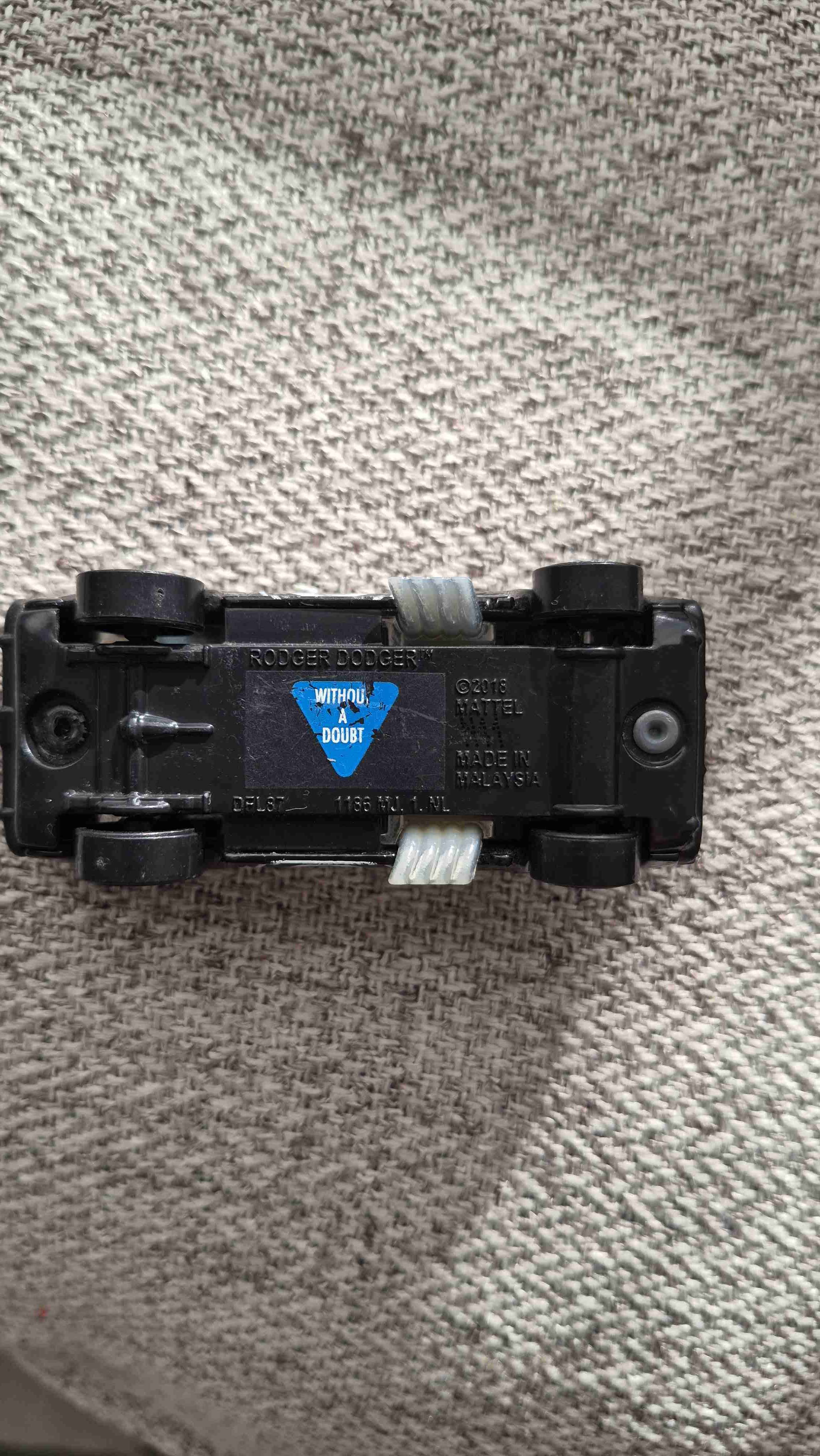 Auto de juguete negro metálico - miniatura 2