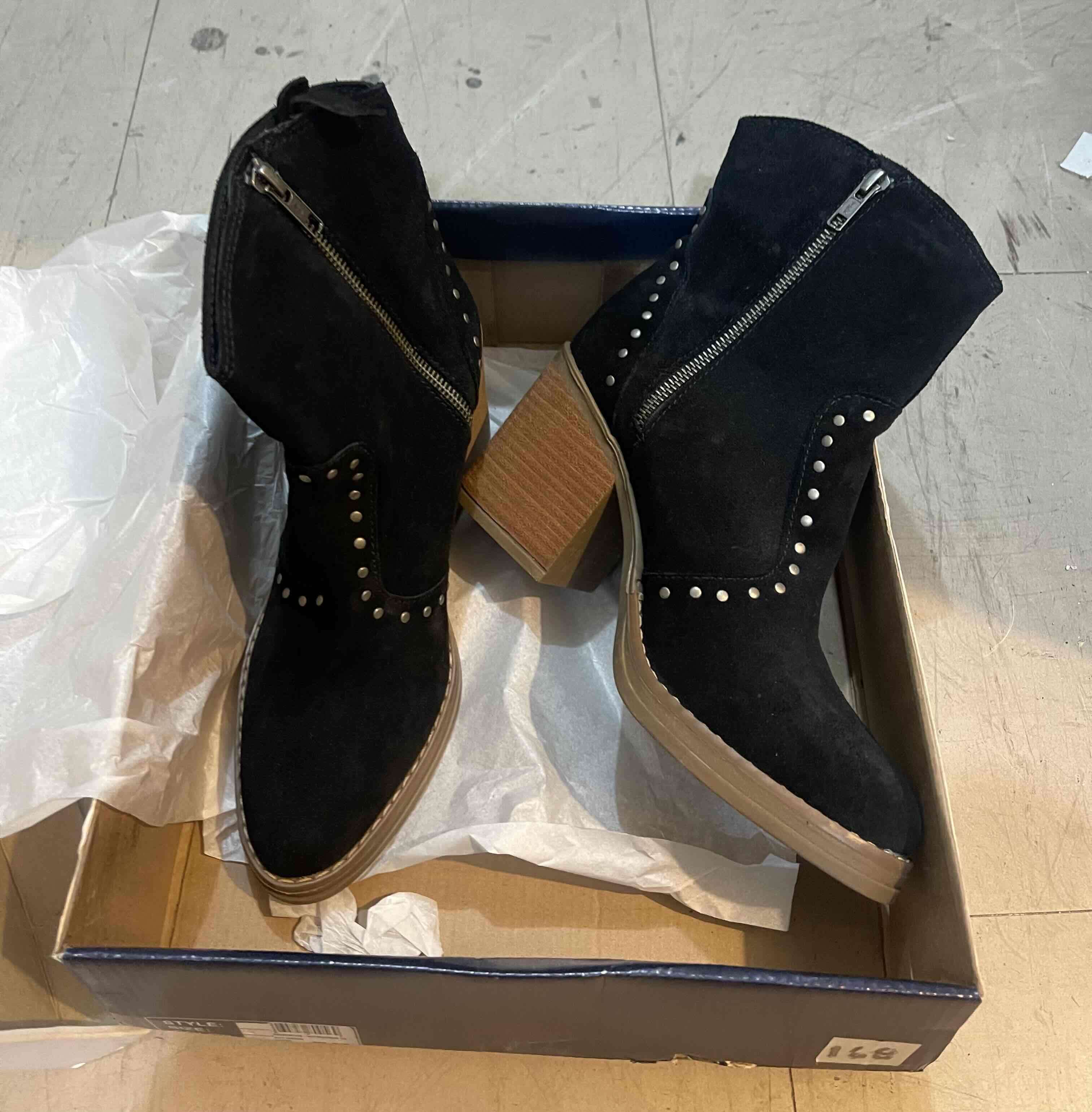 Botines negros con tachas - miniatura 2