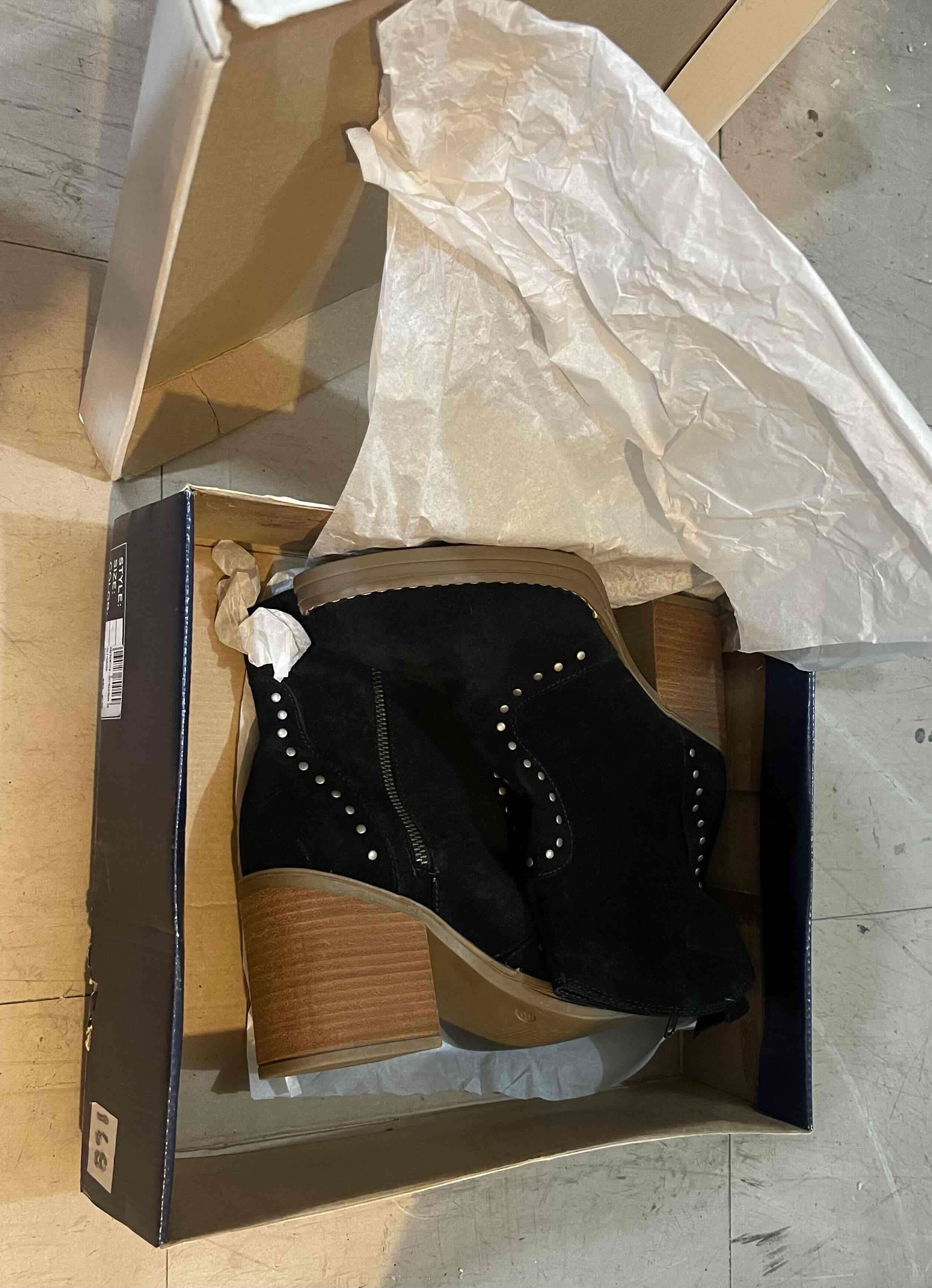 Botines negros con tachas - miniatura 3