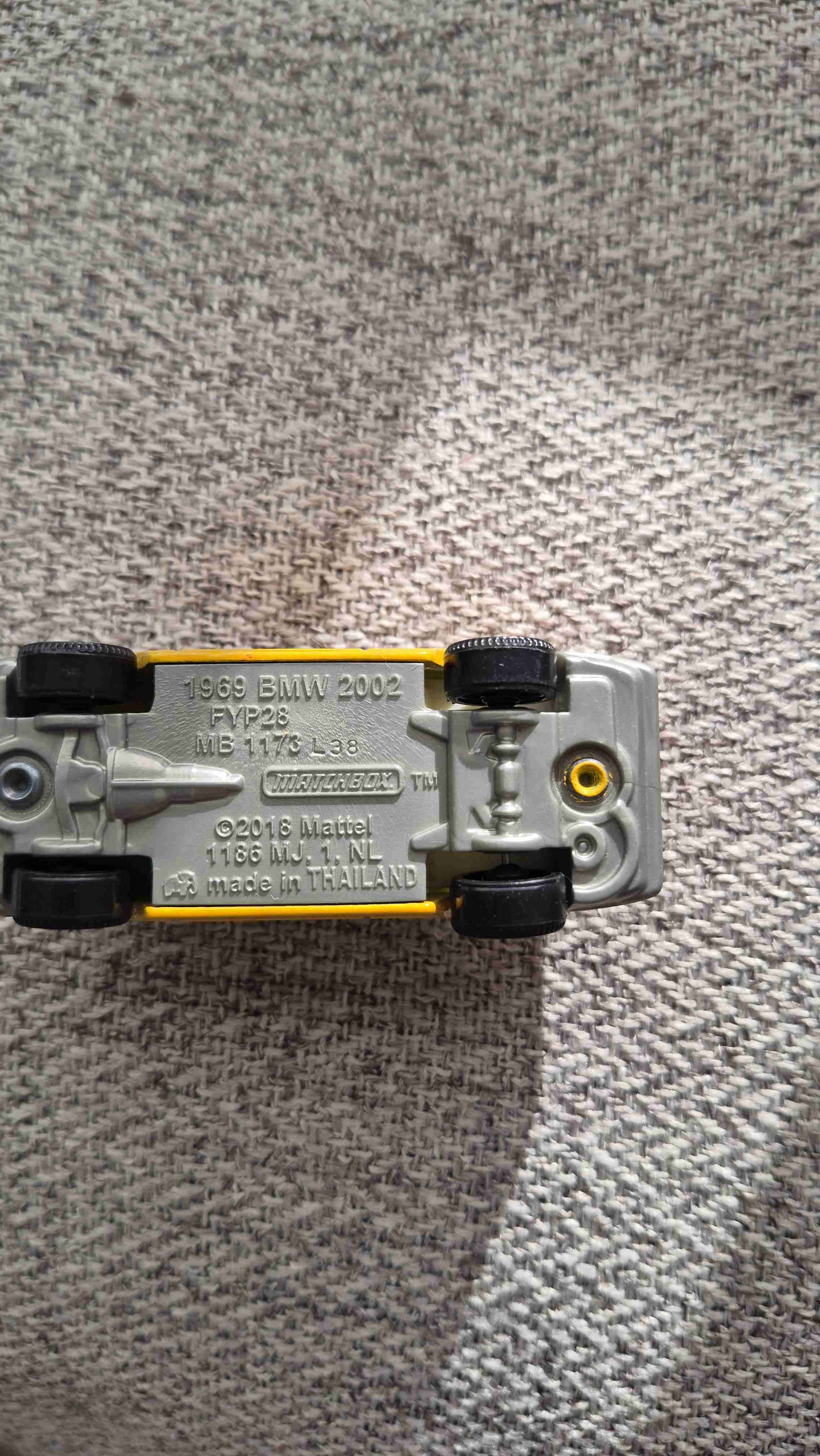 Auto de juguete amarillo - miniatura 2