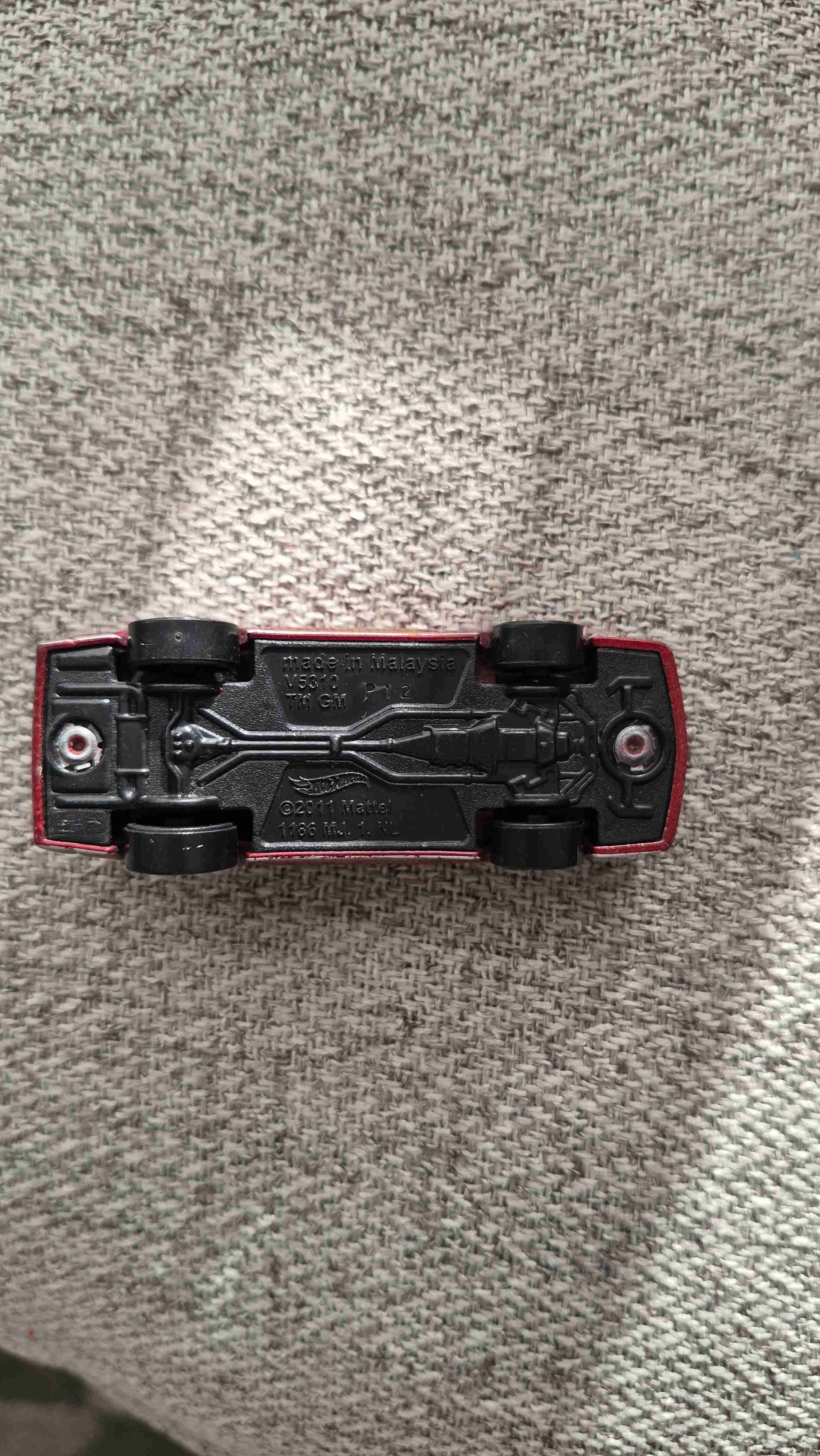 Auto de juguete rojo metálico - miniatura 2