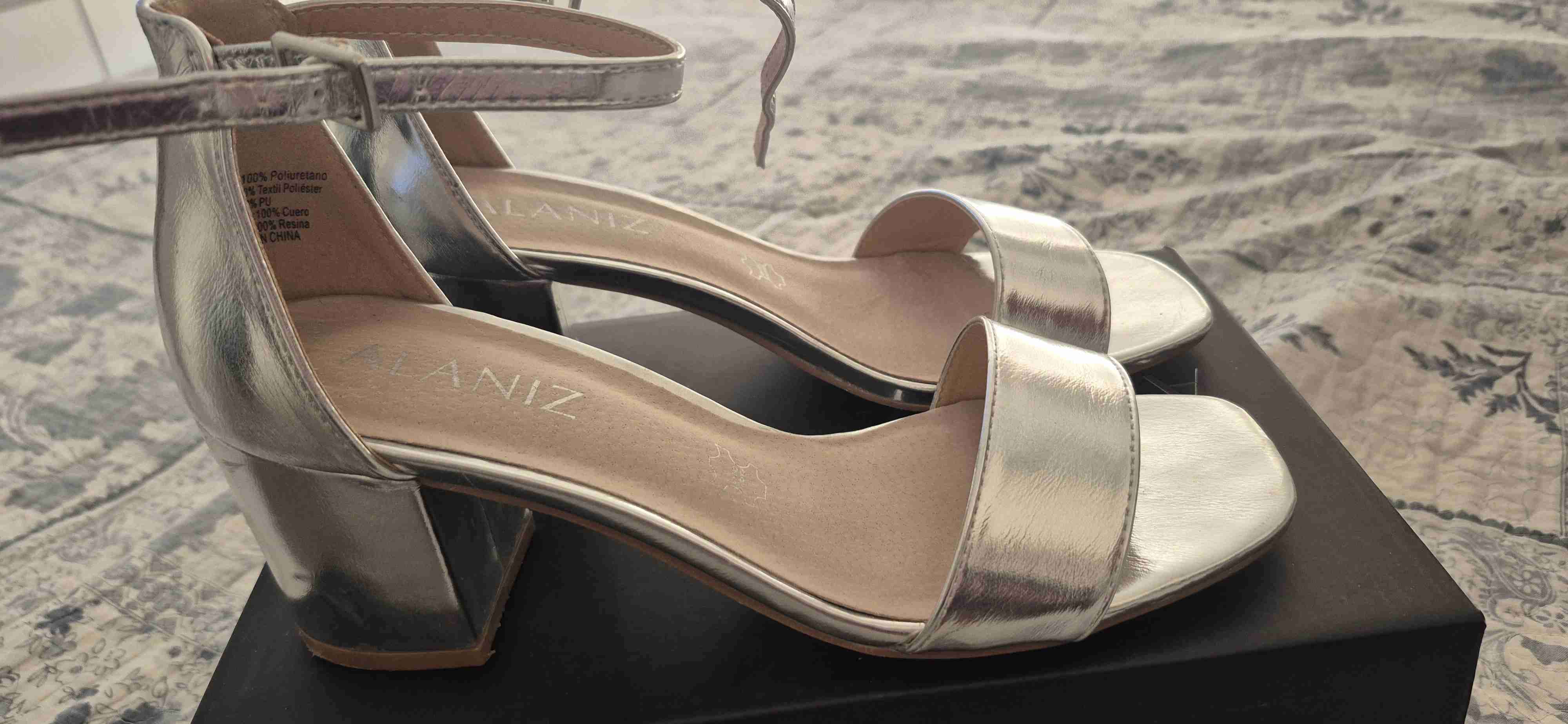 Sandalias plateadas con tacón