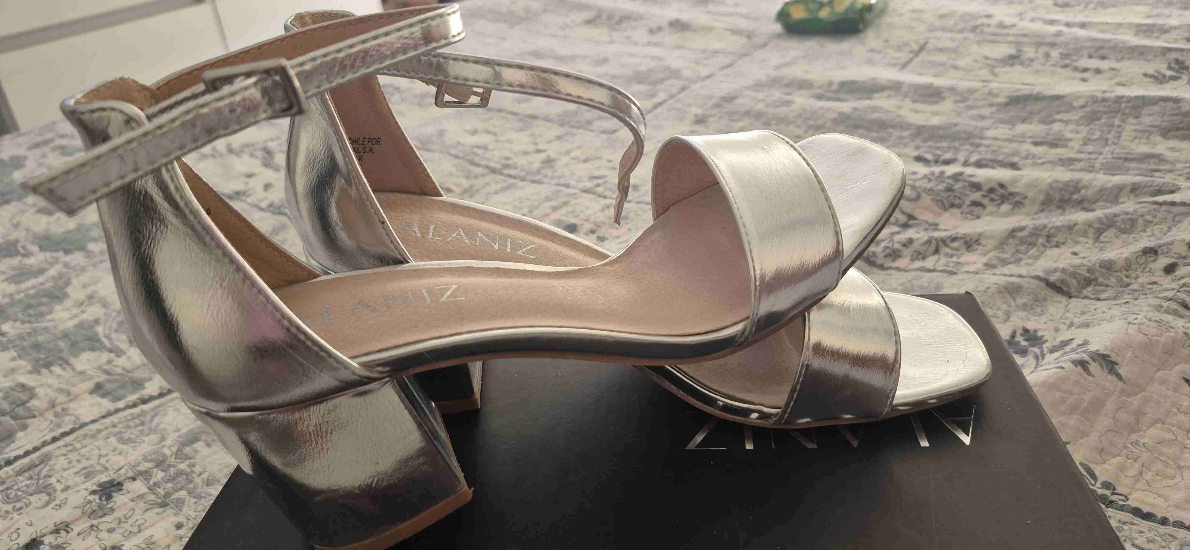 Sandalias plateadas con tacón - miniatura 2