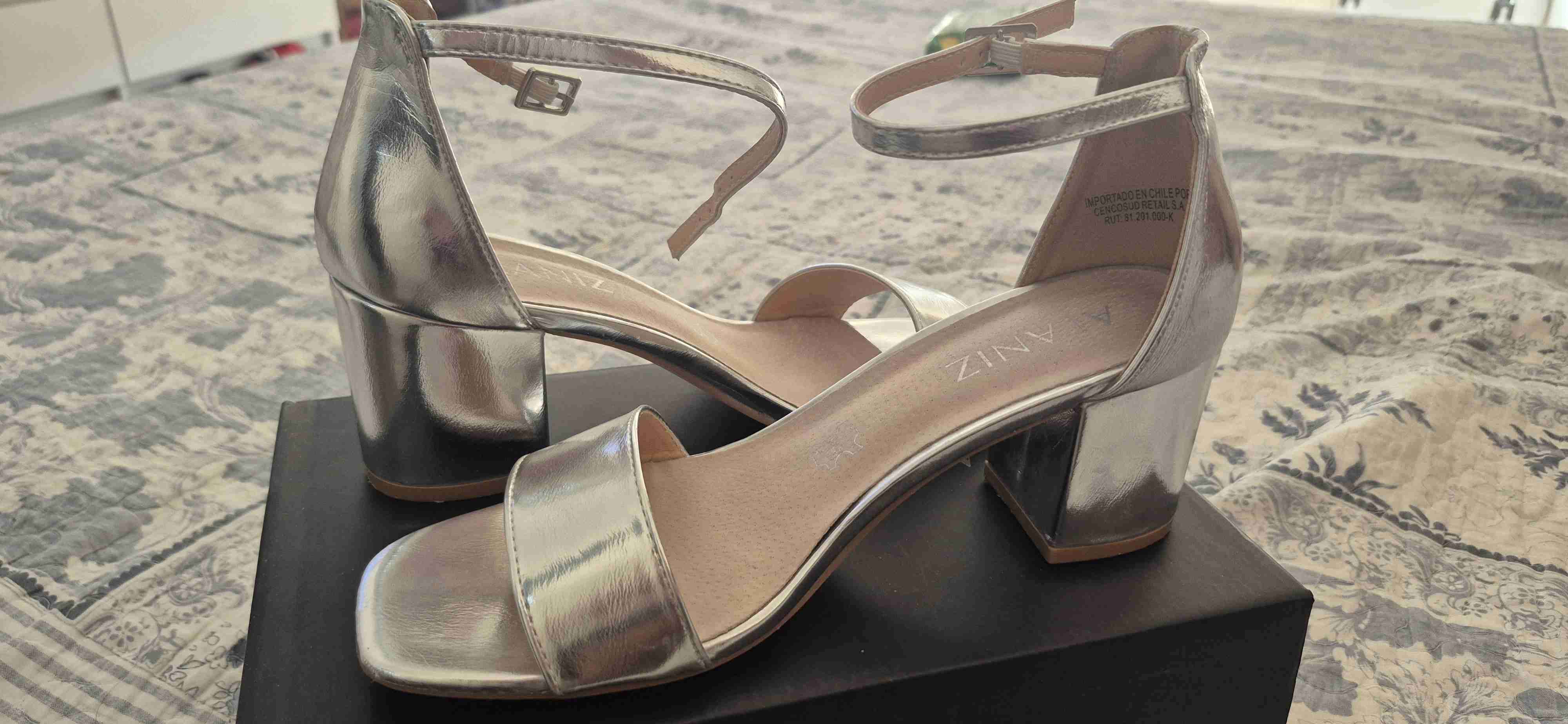 Sandalias plateadas con tacón - miniatura 3