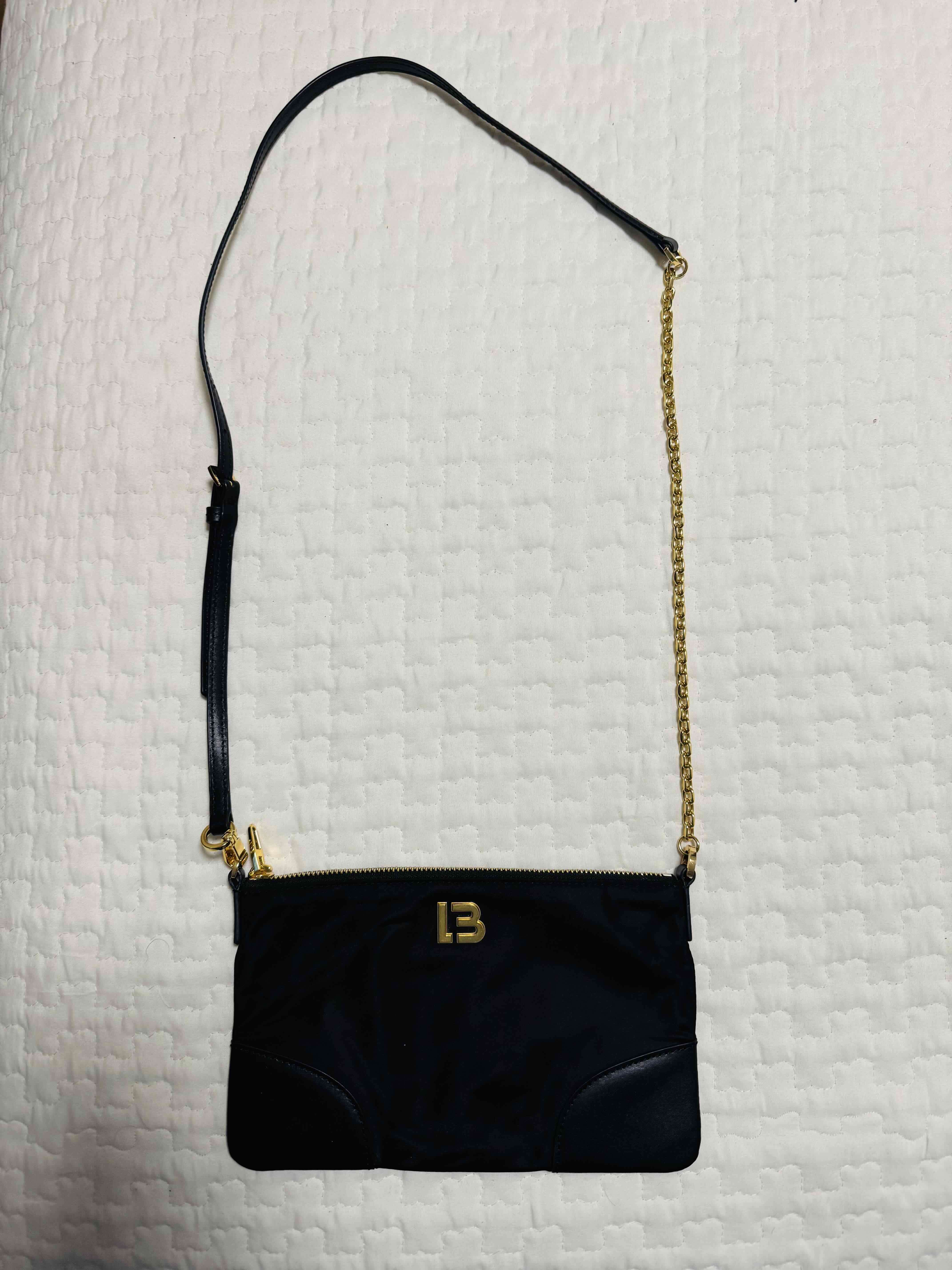 Cartera negra con cadena dorada - miniatura 2