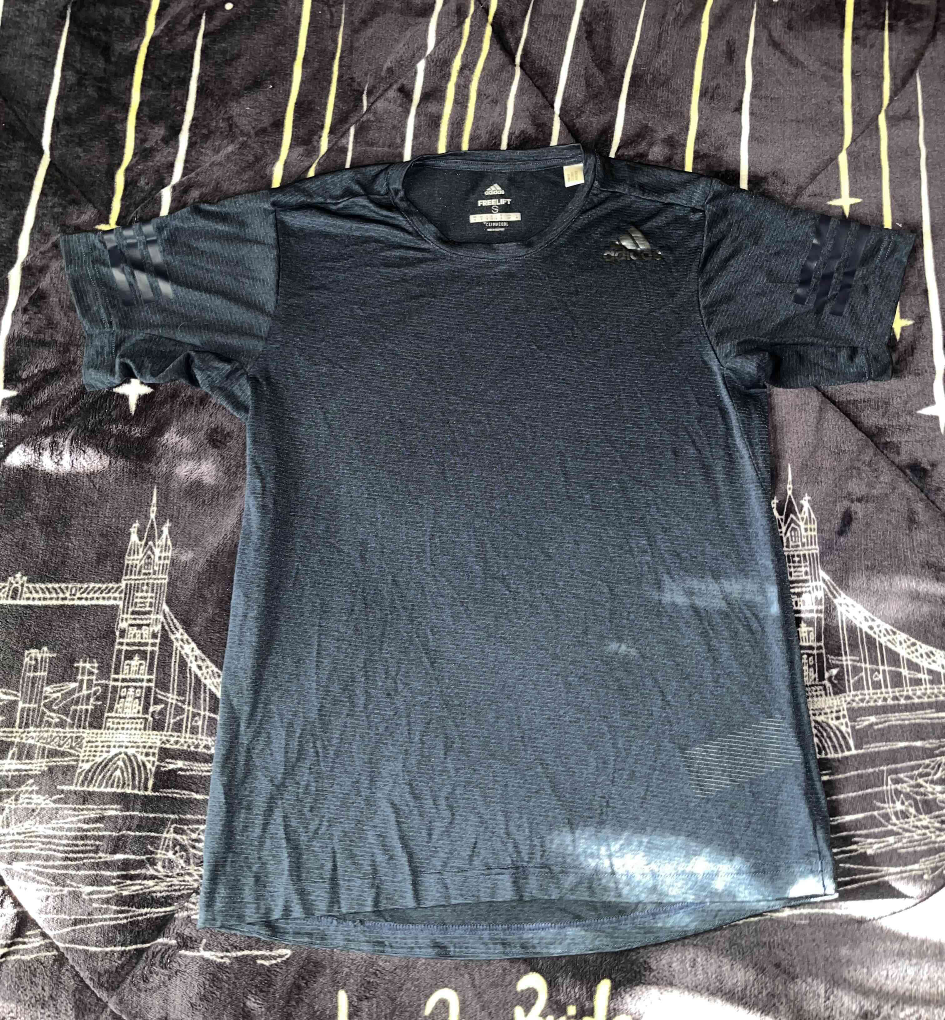 Polera deportiva azul marino Adidas