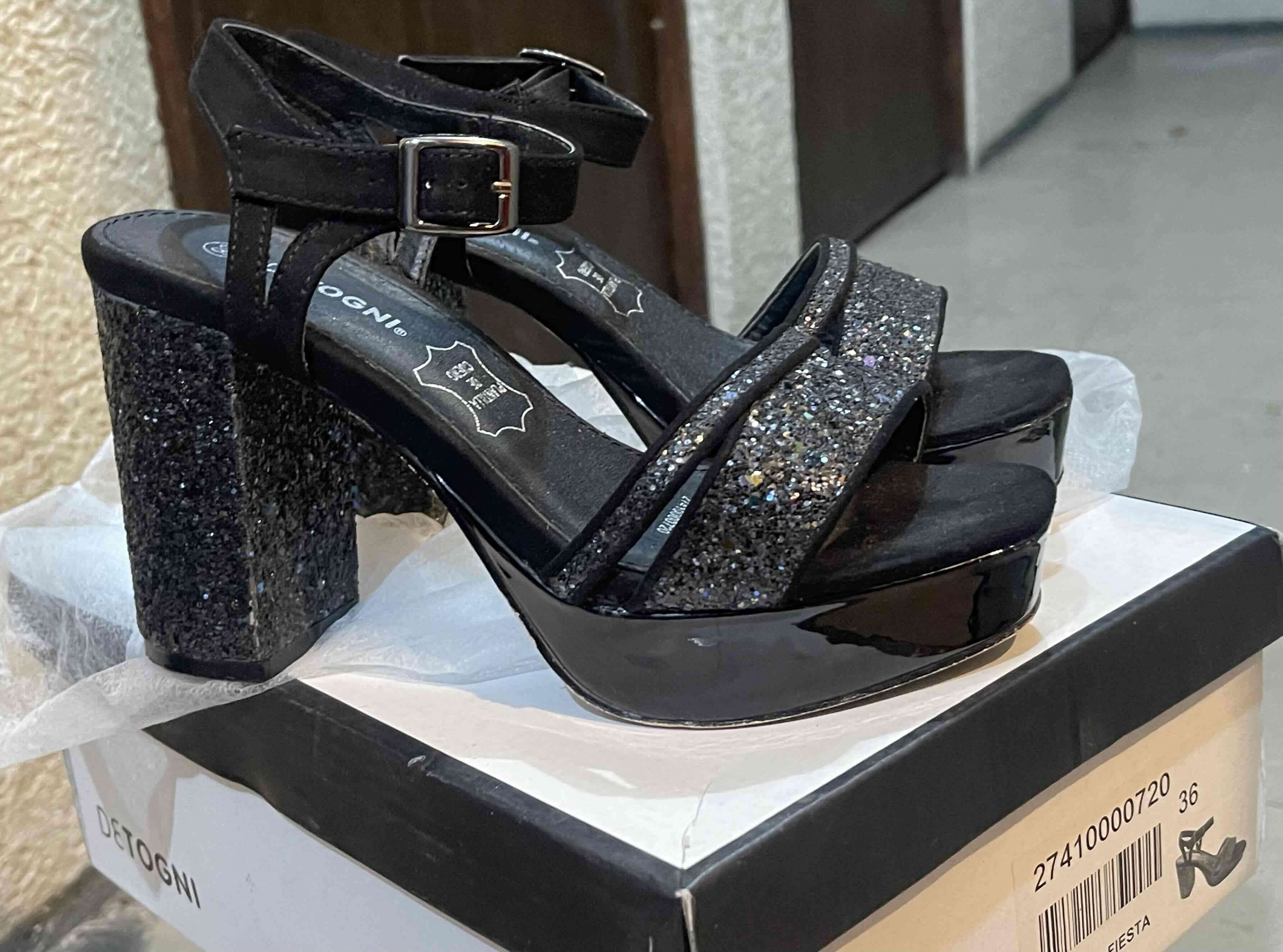 Tacones negros con brillo Detogni