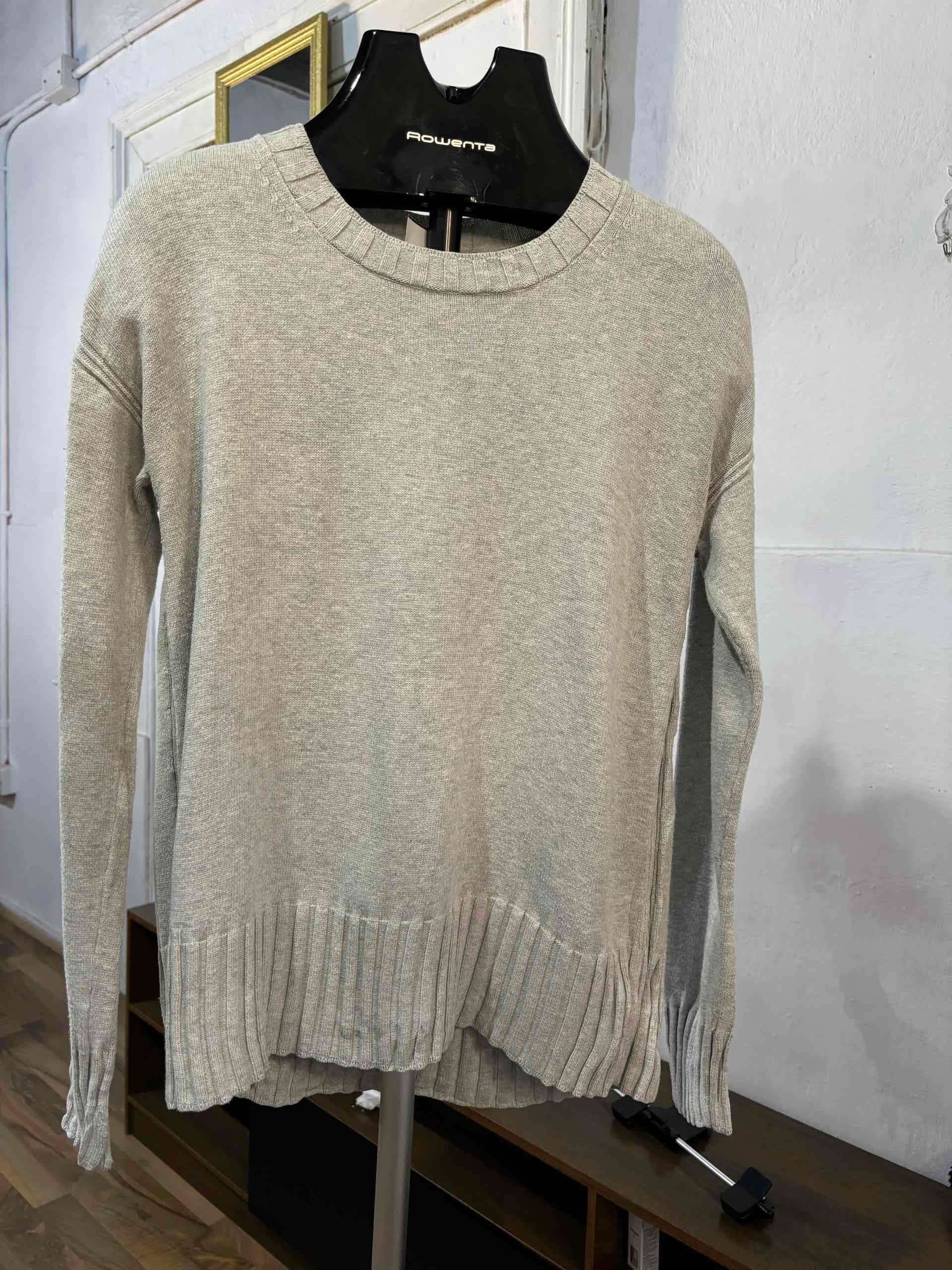 Suéter gris de punto