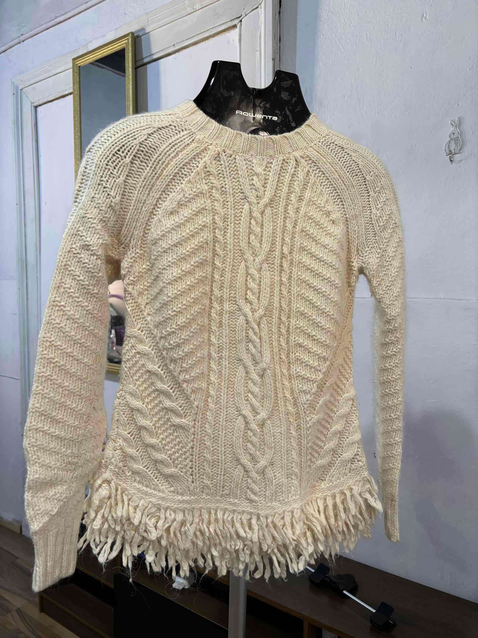 Suéter tejido crema con flecos