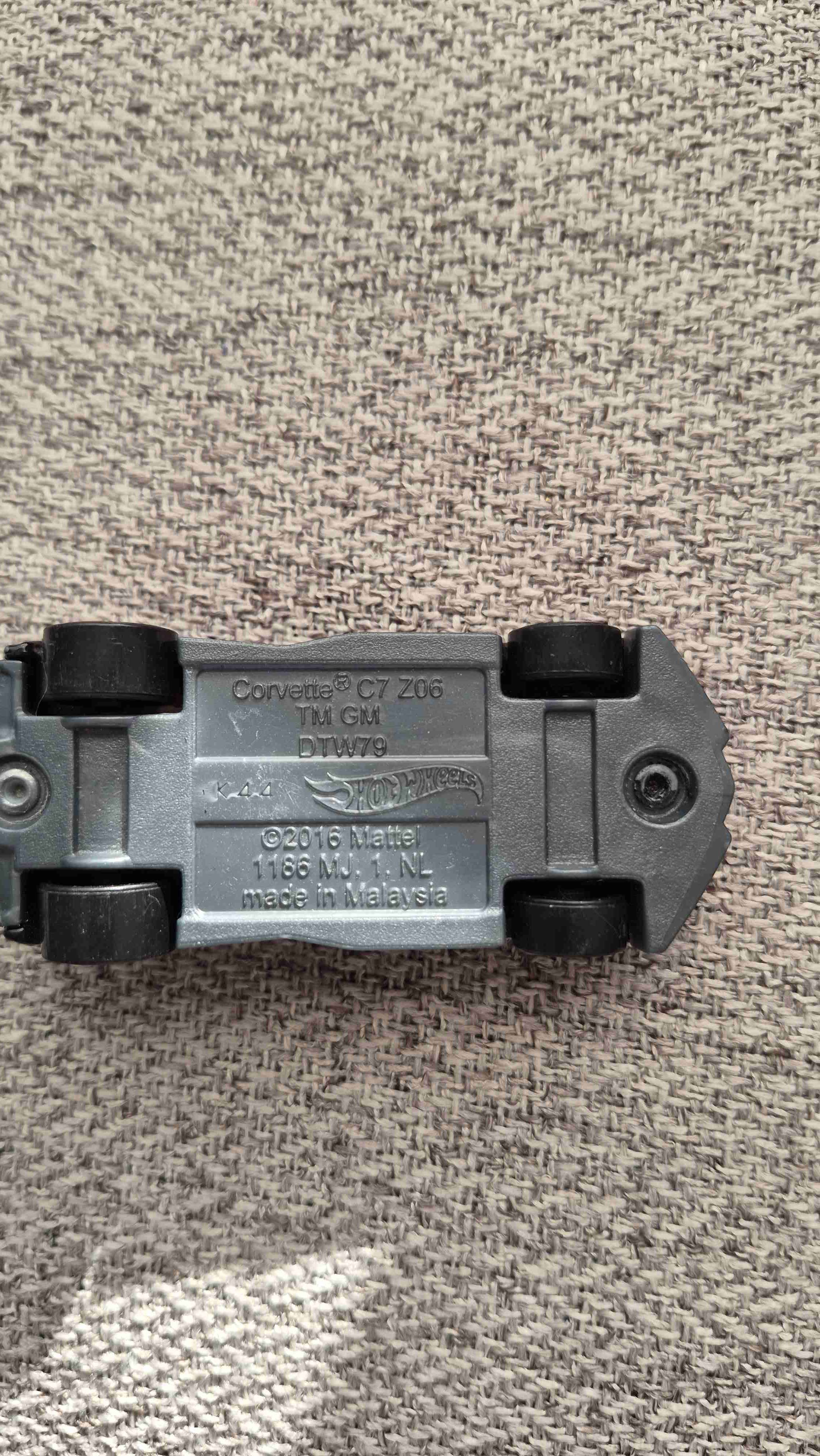 Auto de juguete negro y rojo - miniatura 2