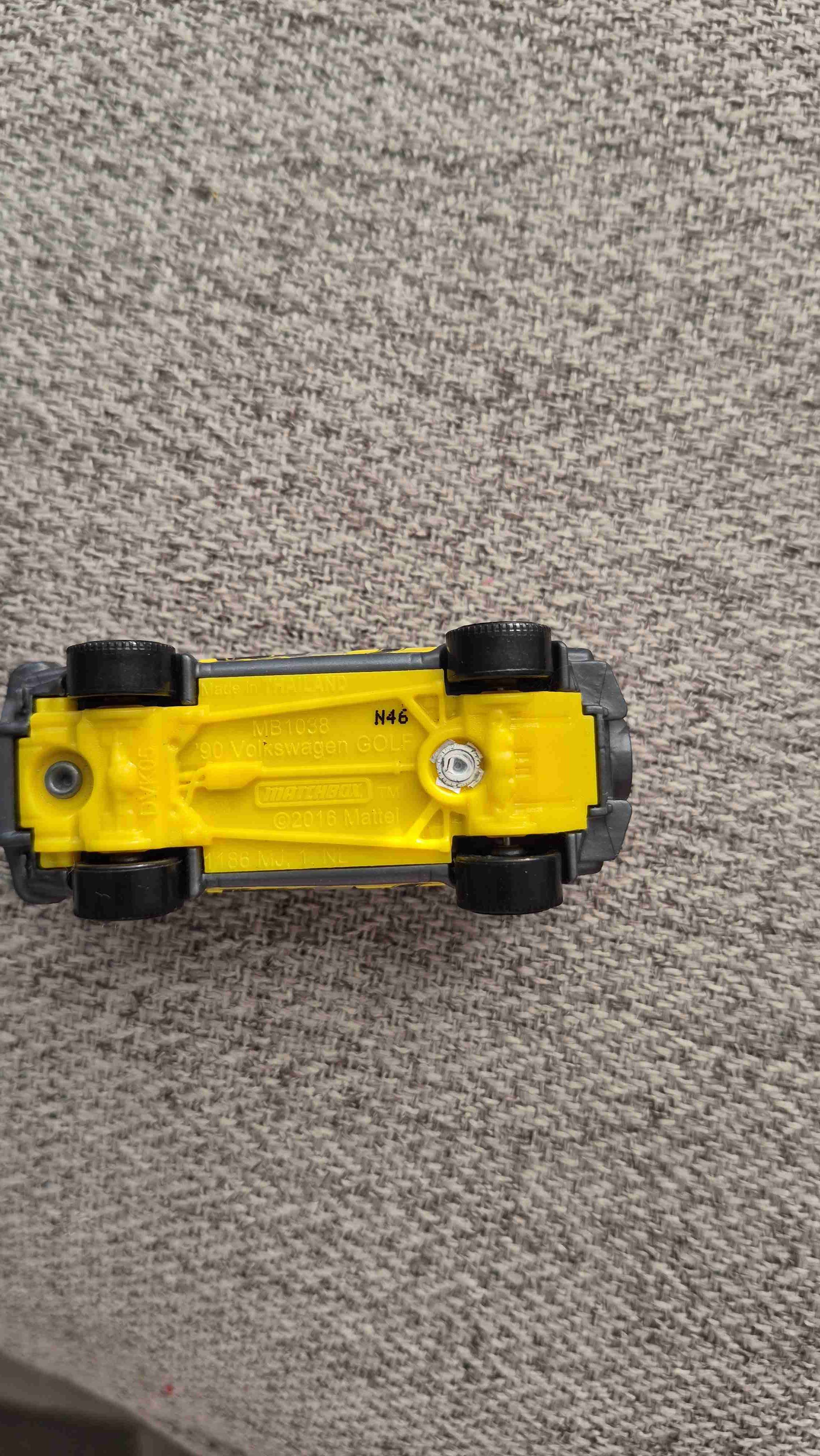 Auto de juguete blanco y amarillo - miniatura 2