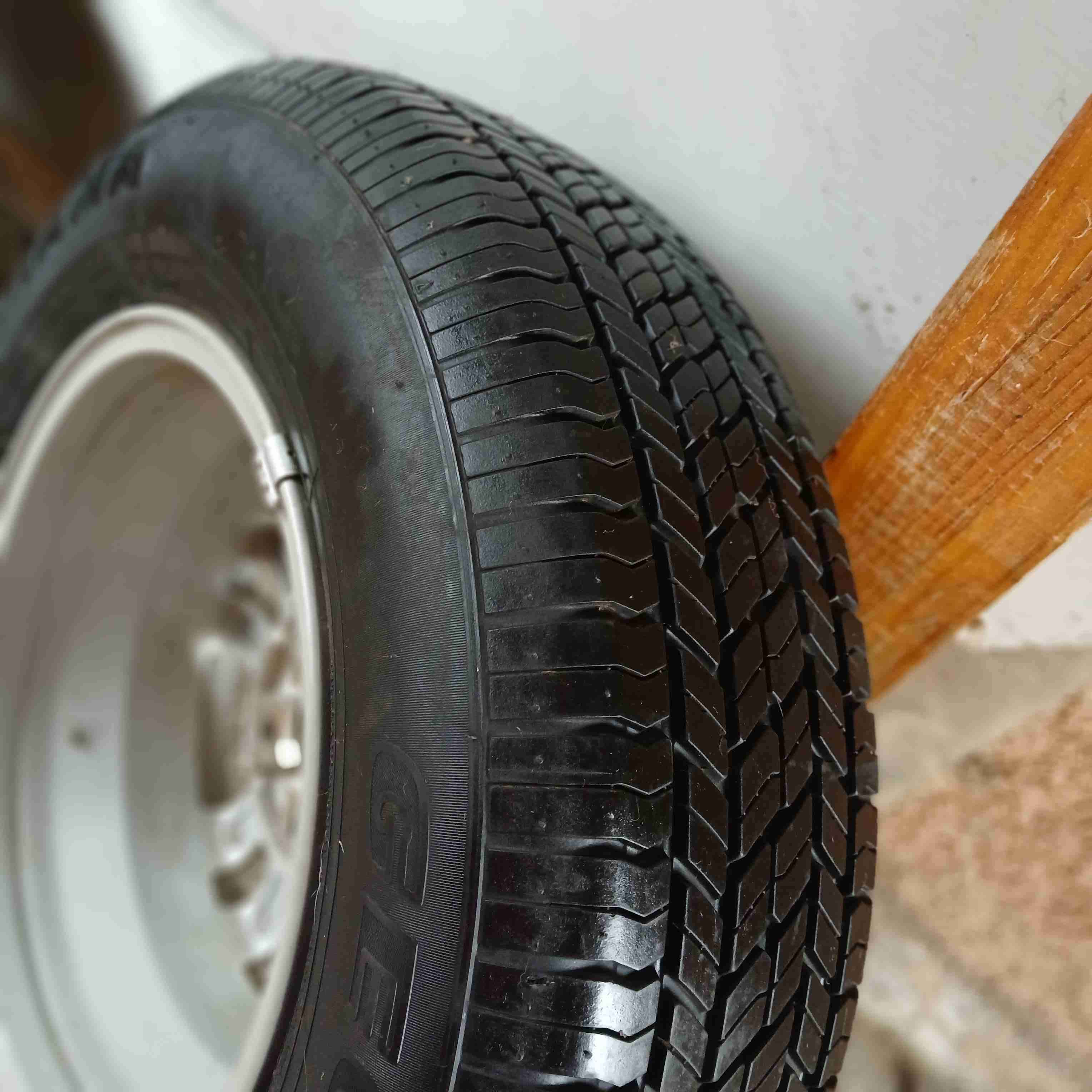 Neumático con llanta nuevos - miniatura 1