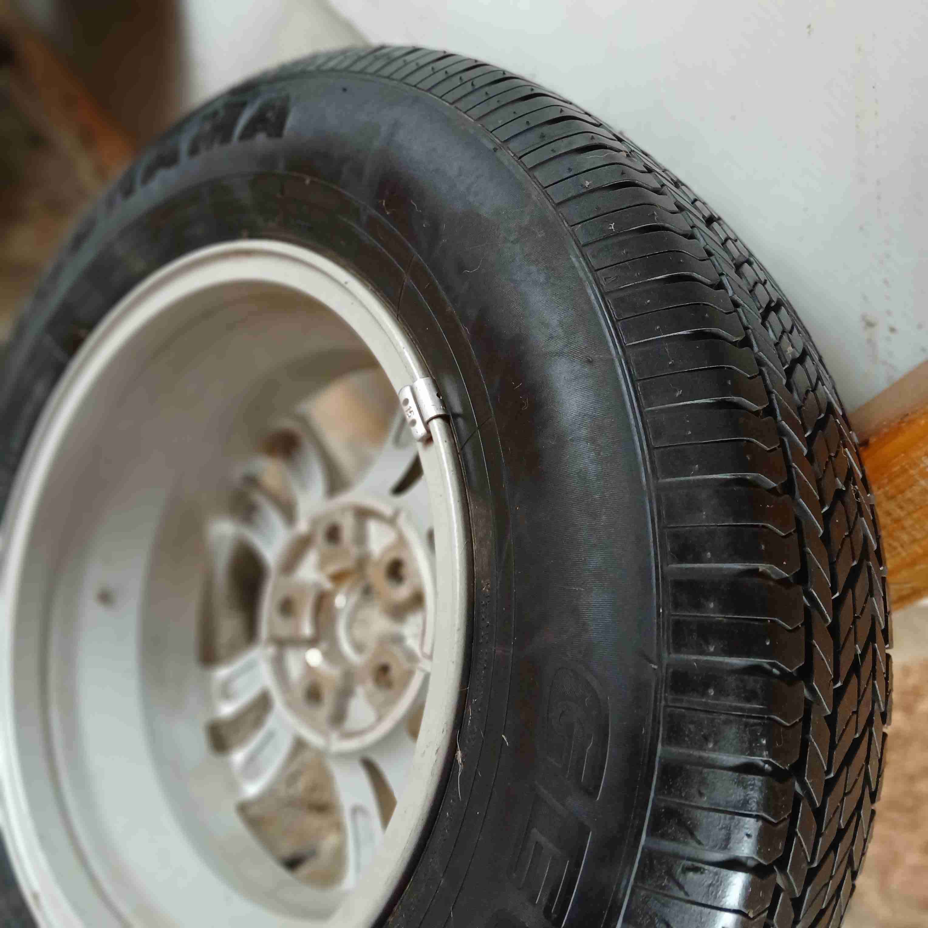 Neumático con llanta nuevos - miniatura 3