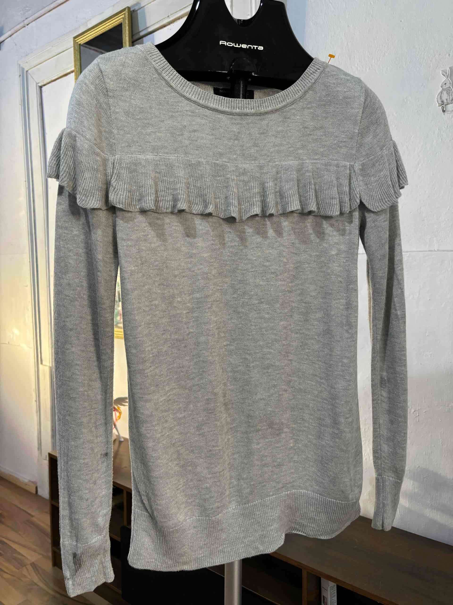 Suéter gris con volantes