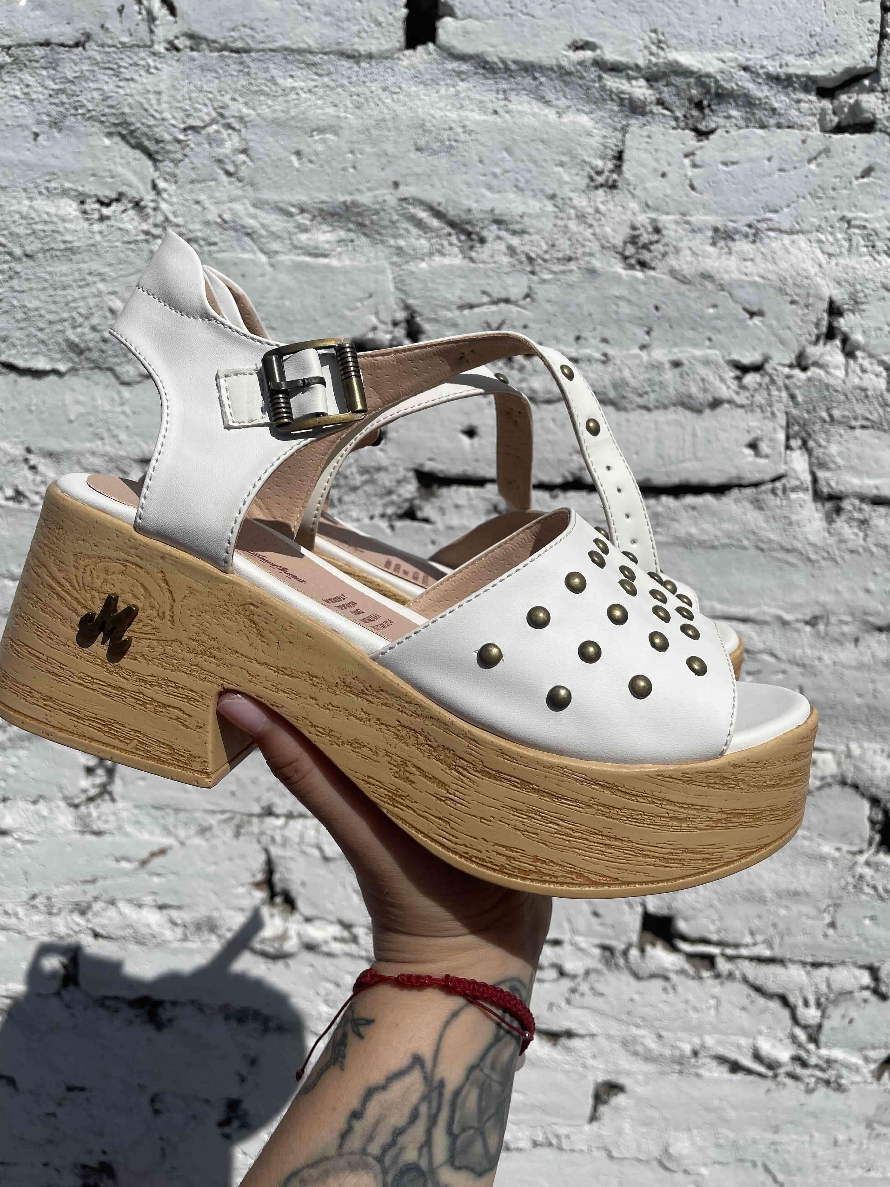 Sandalias blancas con tachas - miniatura 2