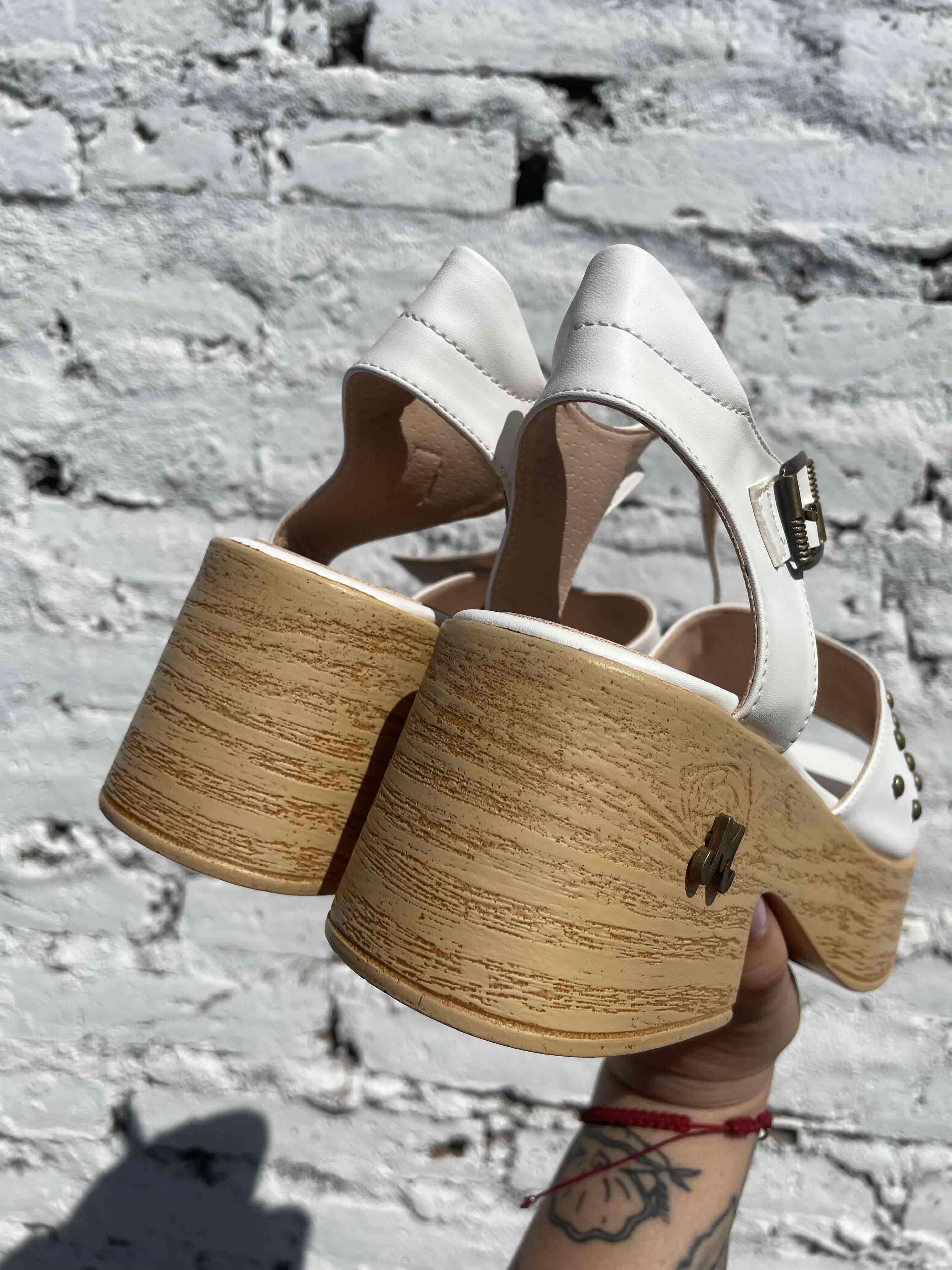 Sandalias blancas con tachas - miniatura 3