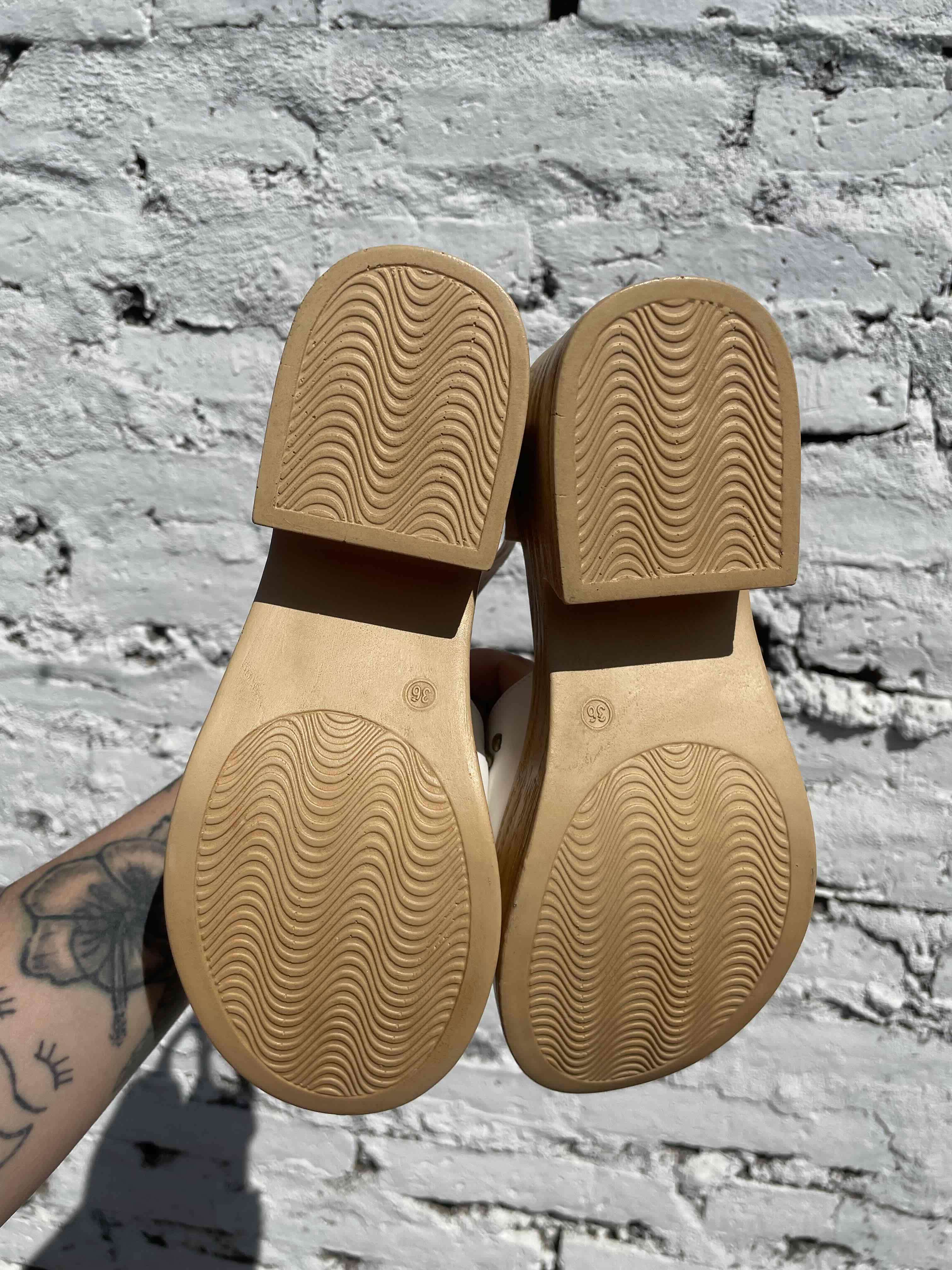 Sandalias blancas con tachas - miniatura 4