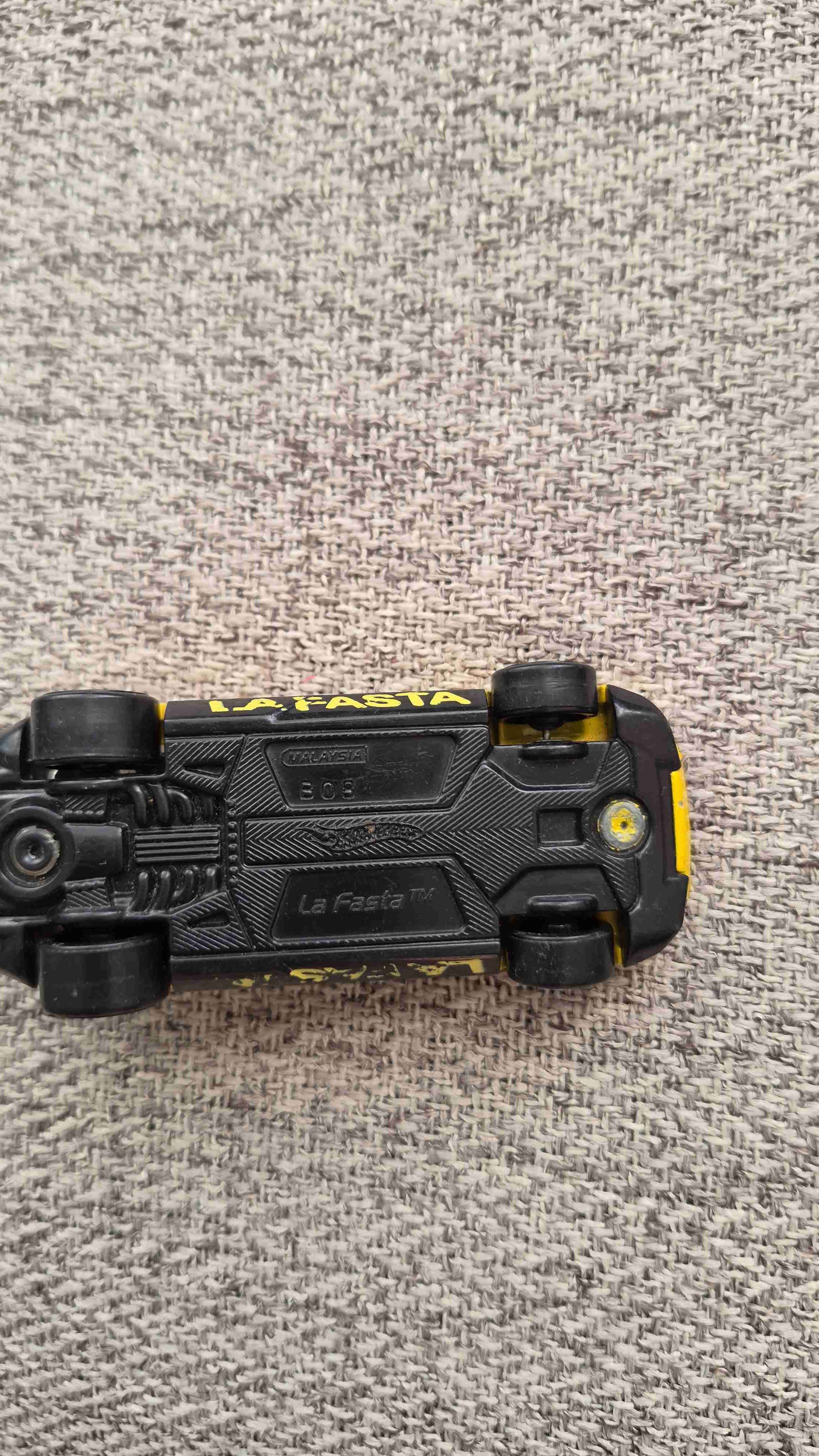 Auto de juguete amarillo y negro - miniatura 2