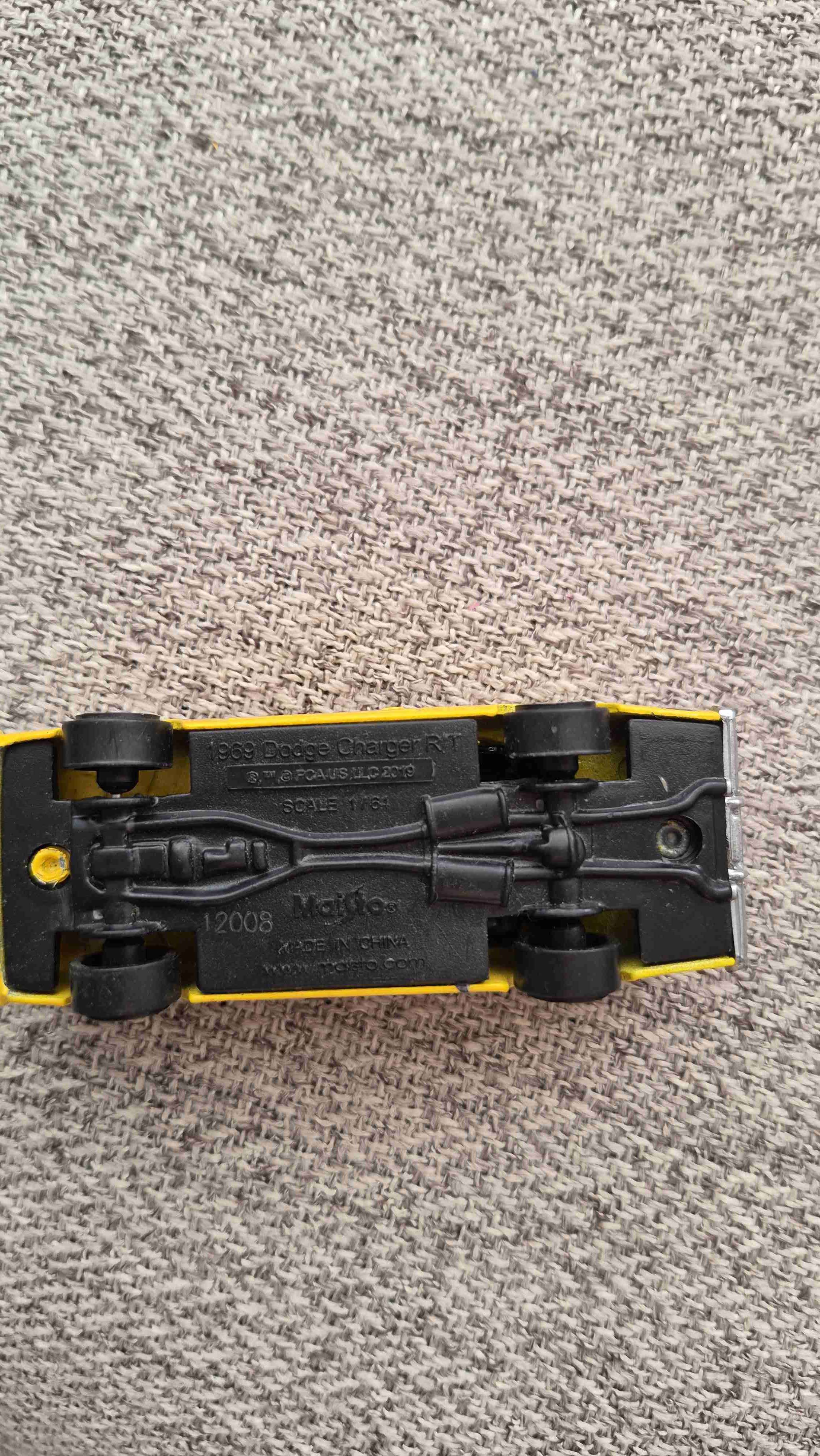 Auto de juguete amarillo - miniatura 2