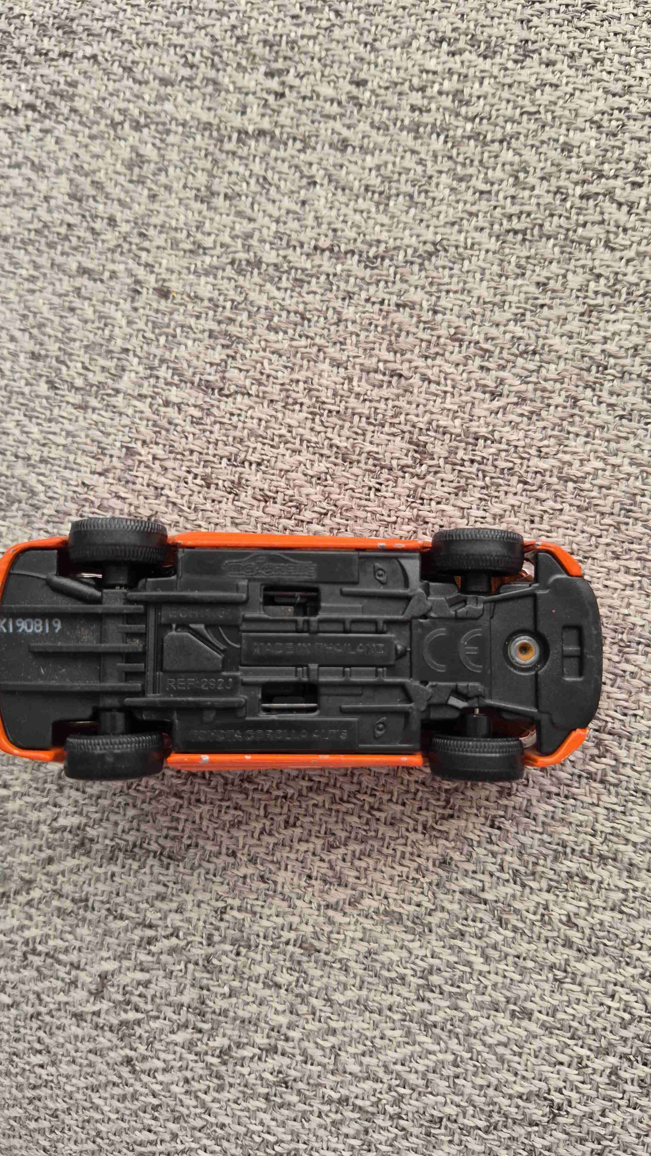 Auto de juguete rojo - miniatura 2