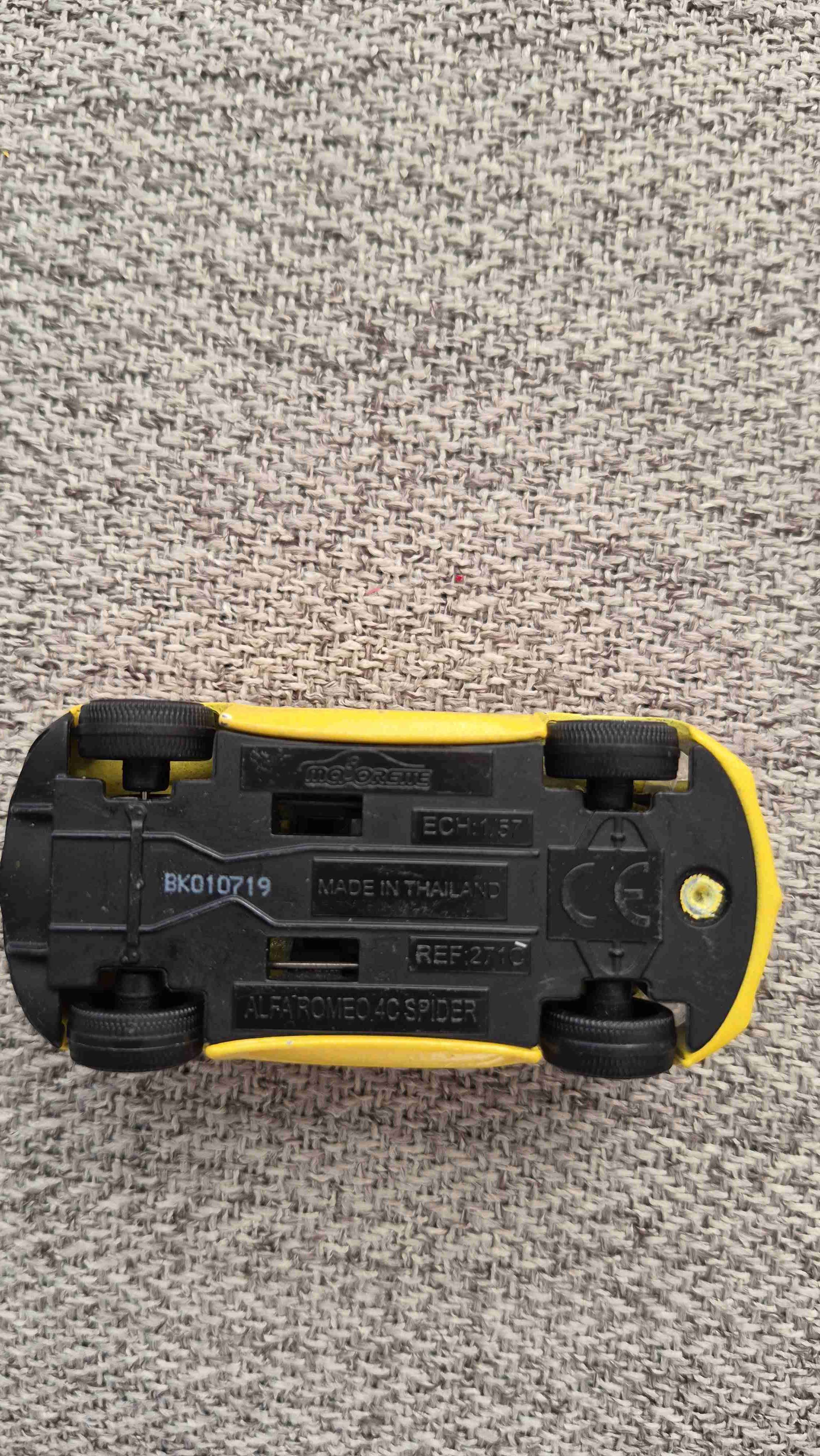 Auto de juguete amarillo - miniatura 2