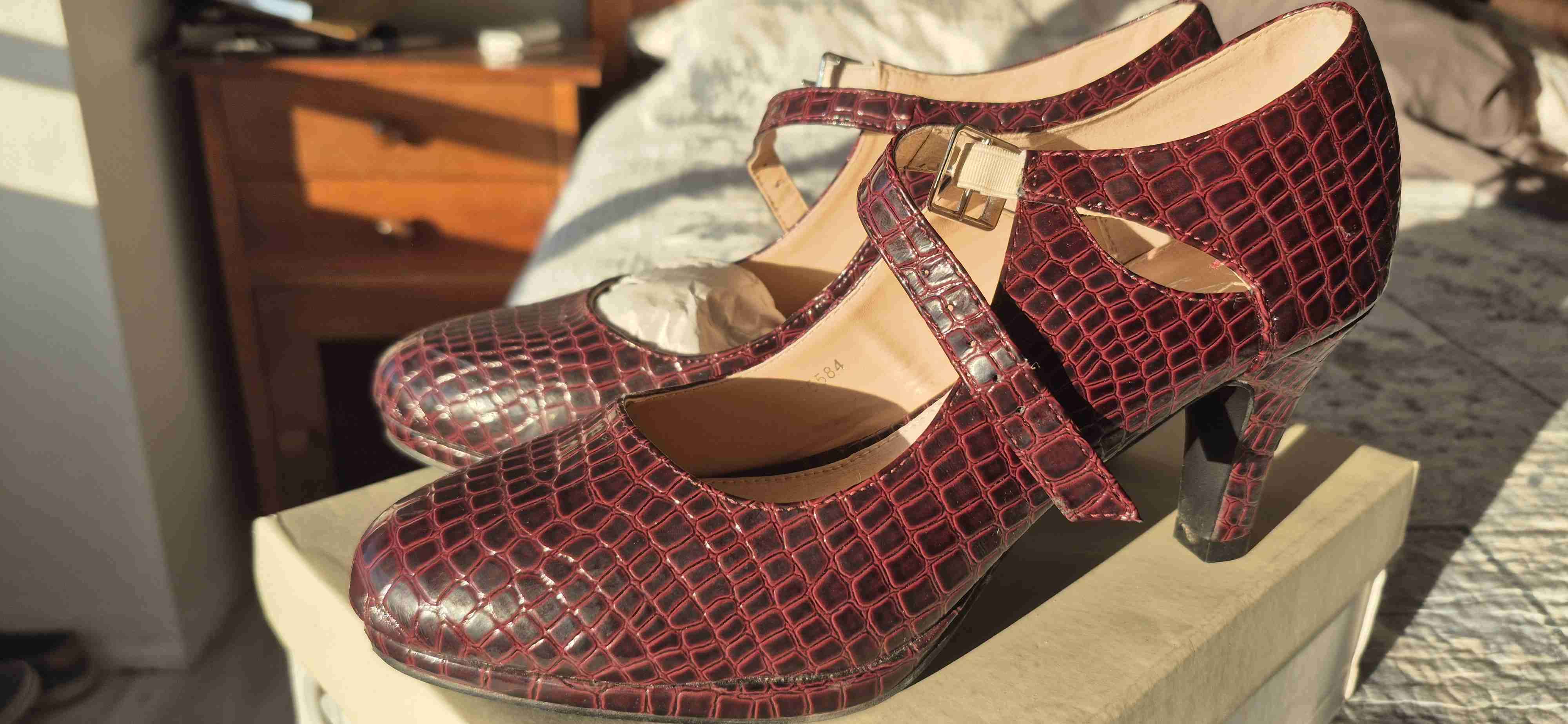 Zapatos taco medio charol rojizo