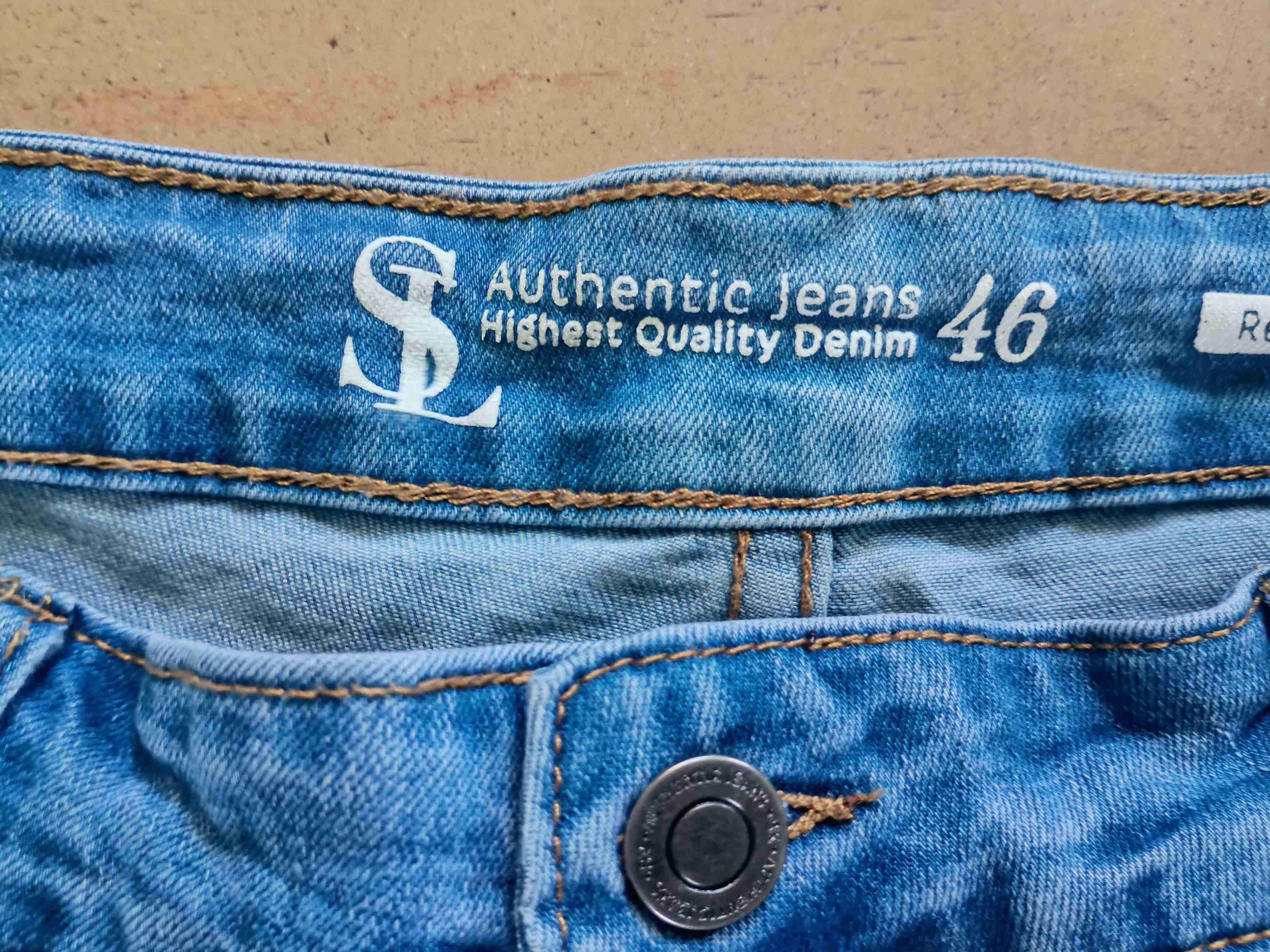 Jeans azules deshilachados - miniatura 3