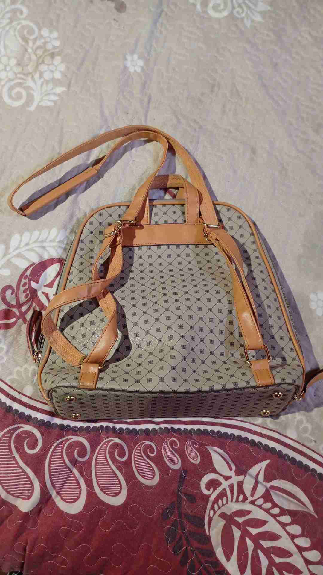 Bolso en tonos beige y marrón