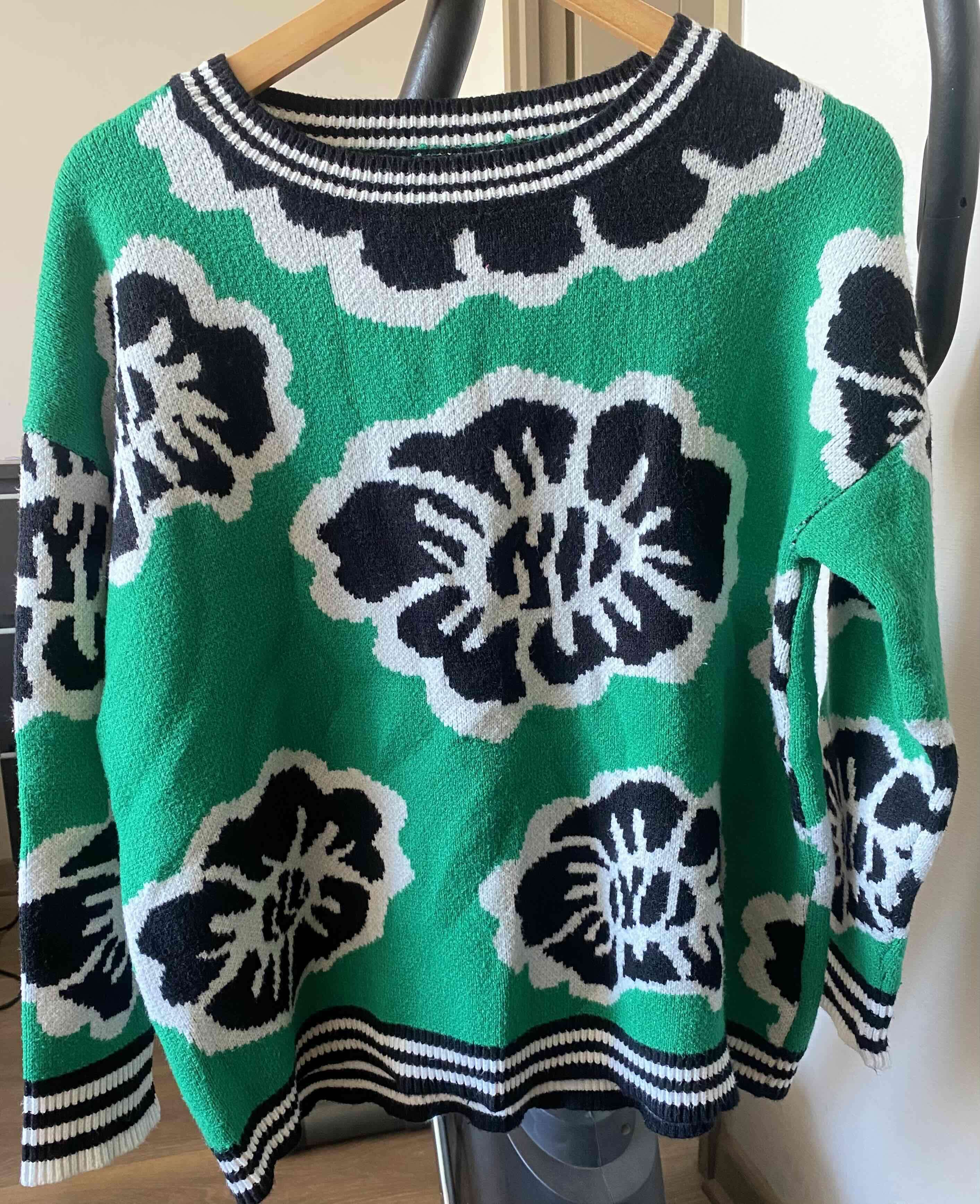 Suéter verde con flores grandes