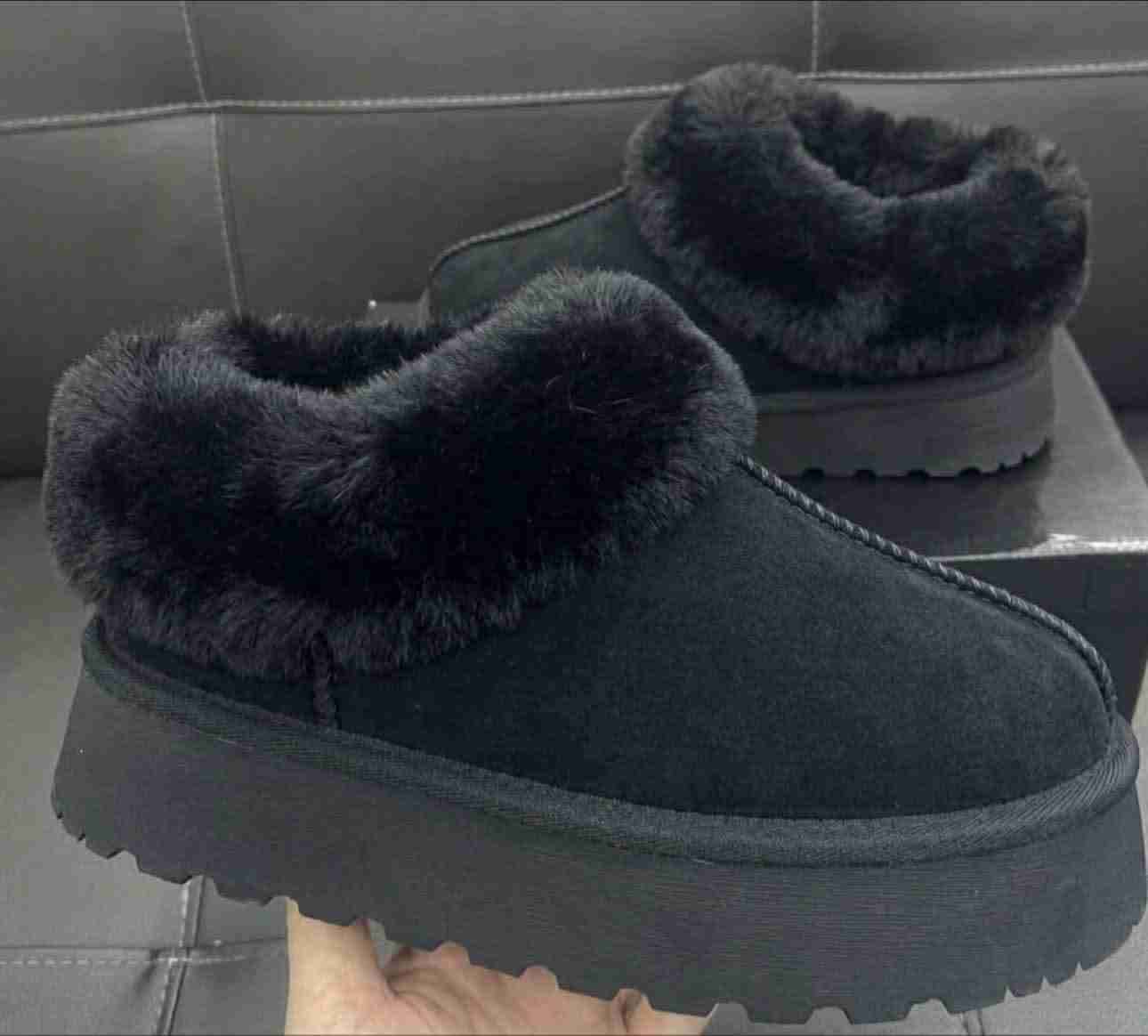 Pantubotas negras con forro peludo estilo UGG