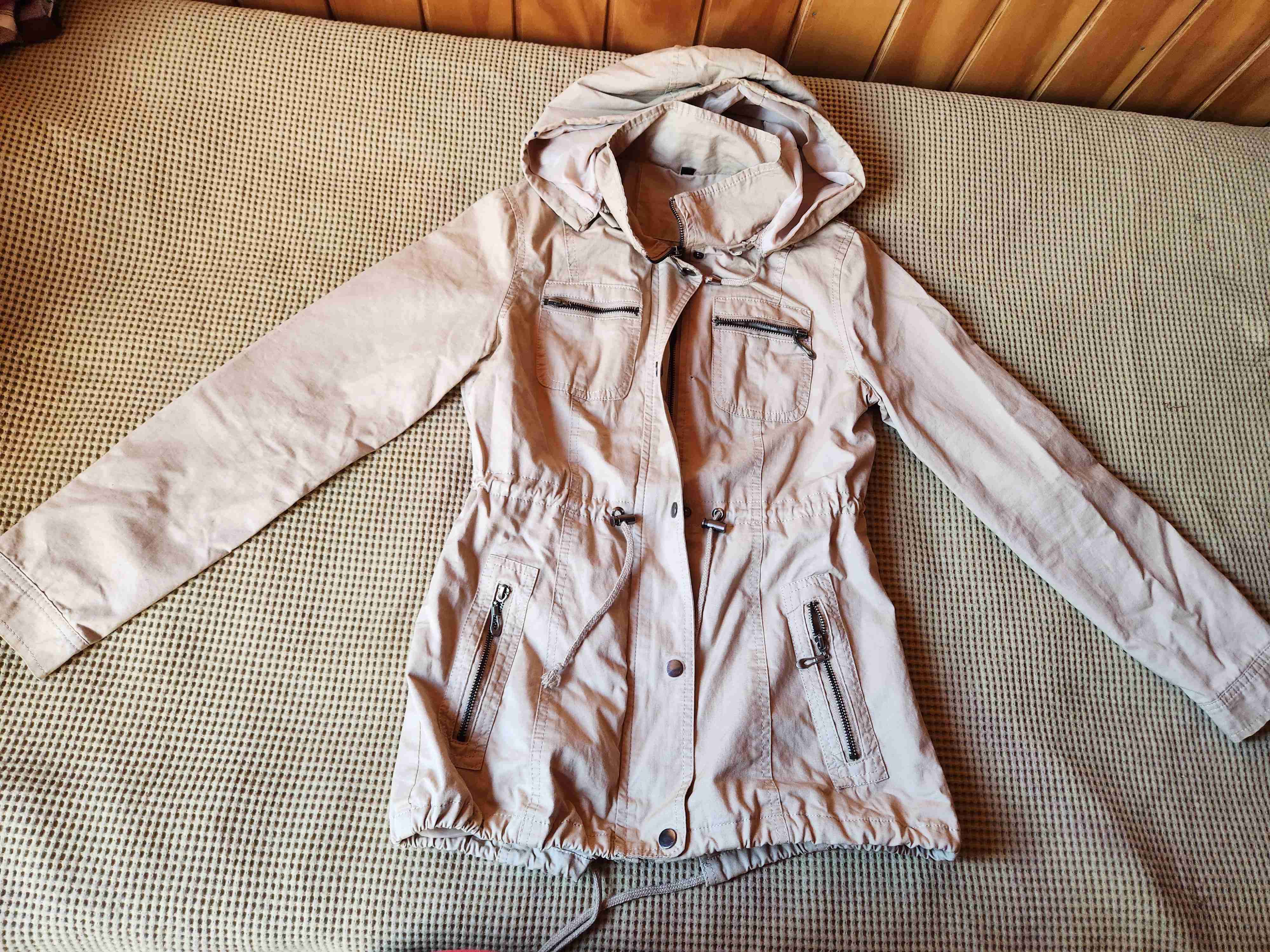 Chaqueta beige con capucha - miniatura 2