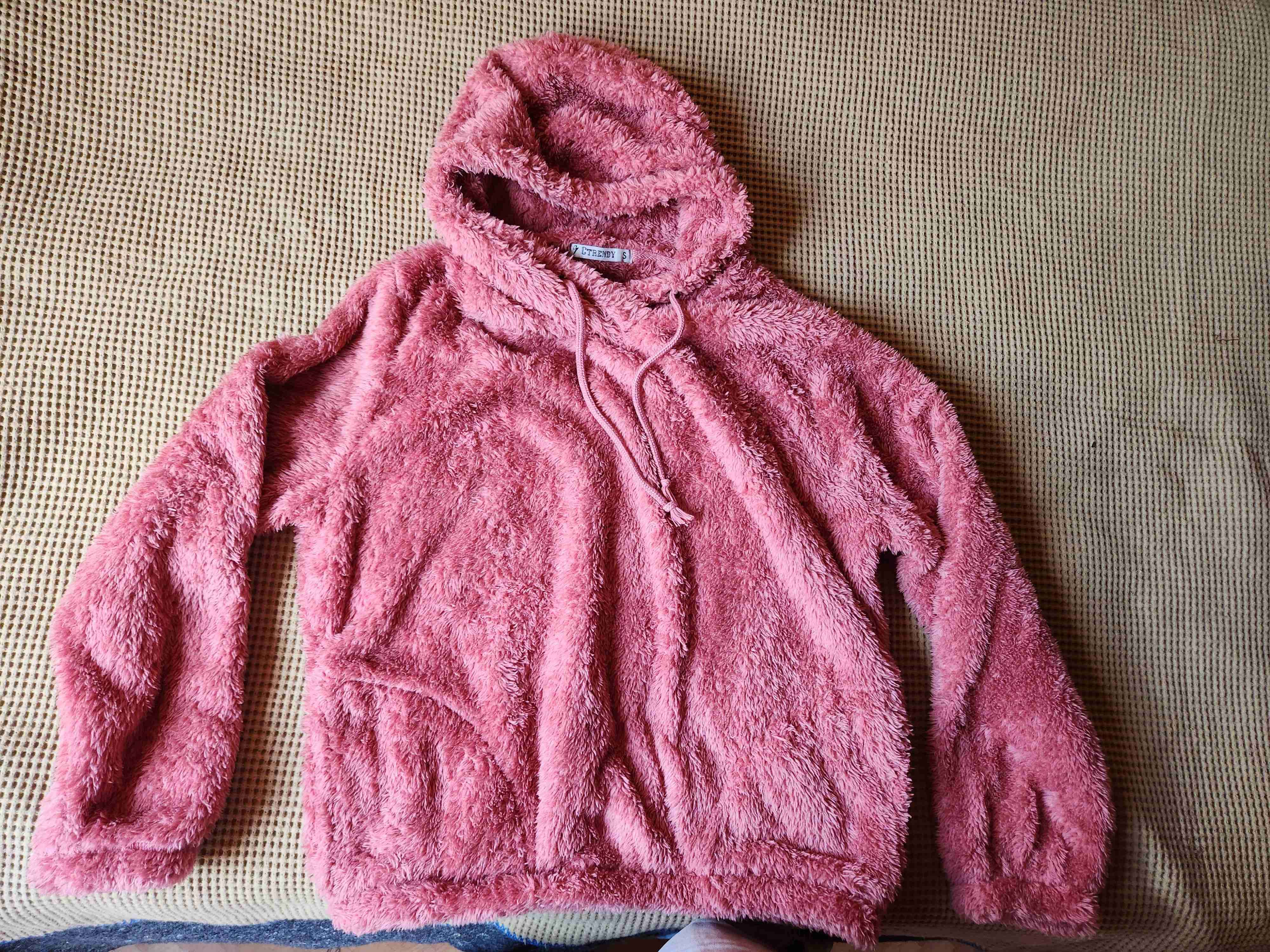 Polerón peludo rosado con capucha