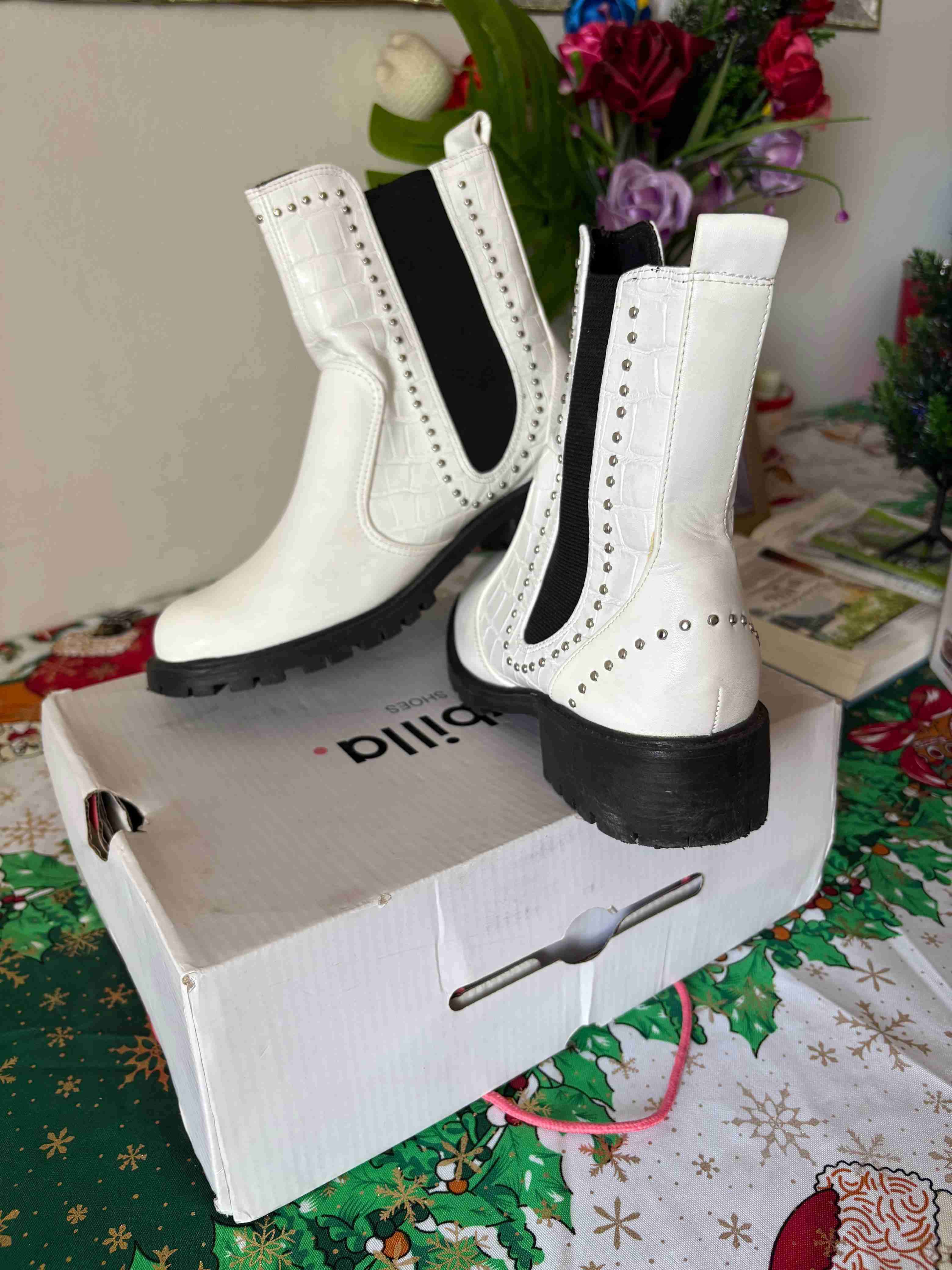 Botines blancos con tachuelas