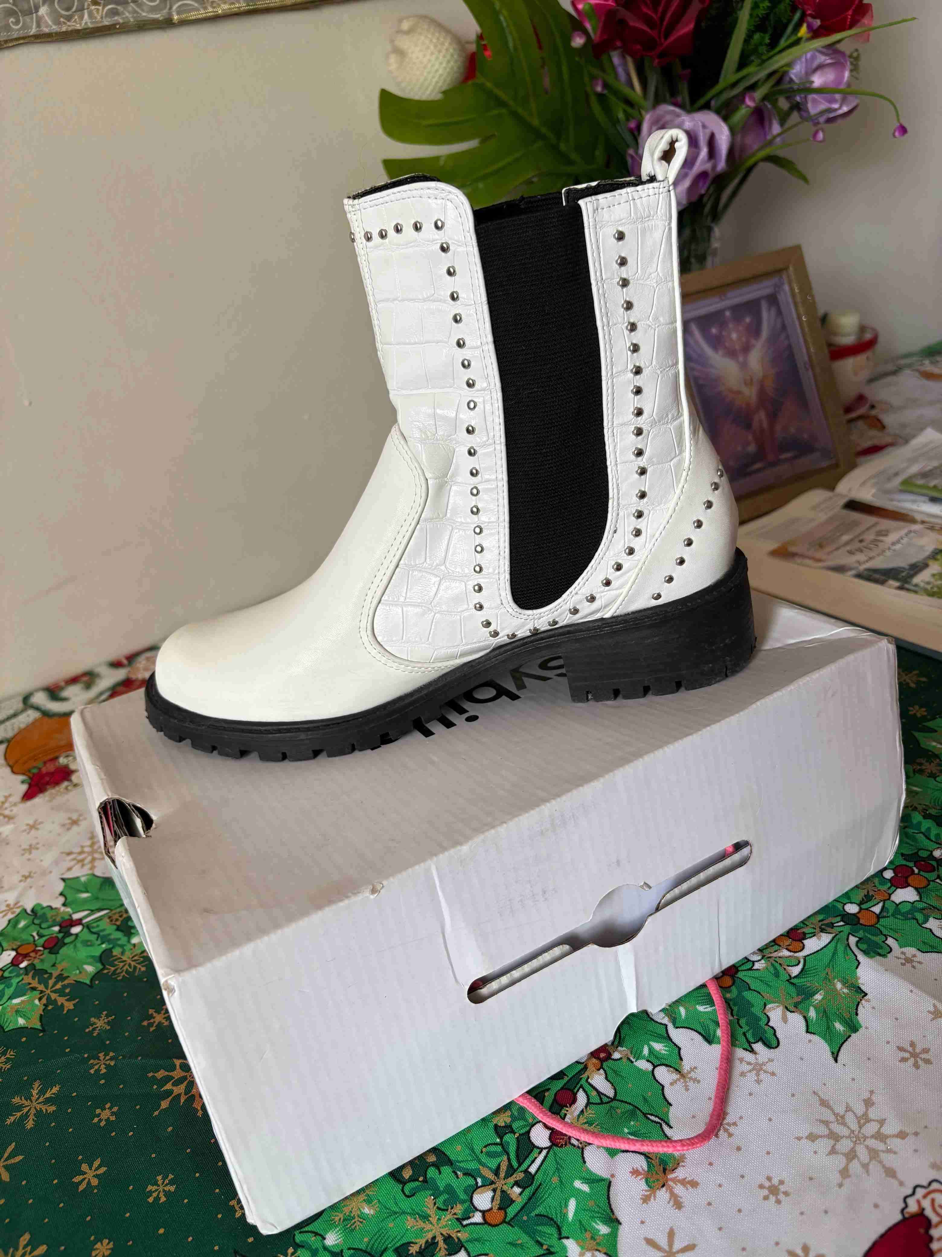 Botines blancos con tachuelas - 3