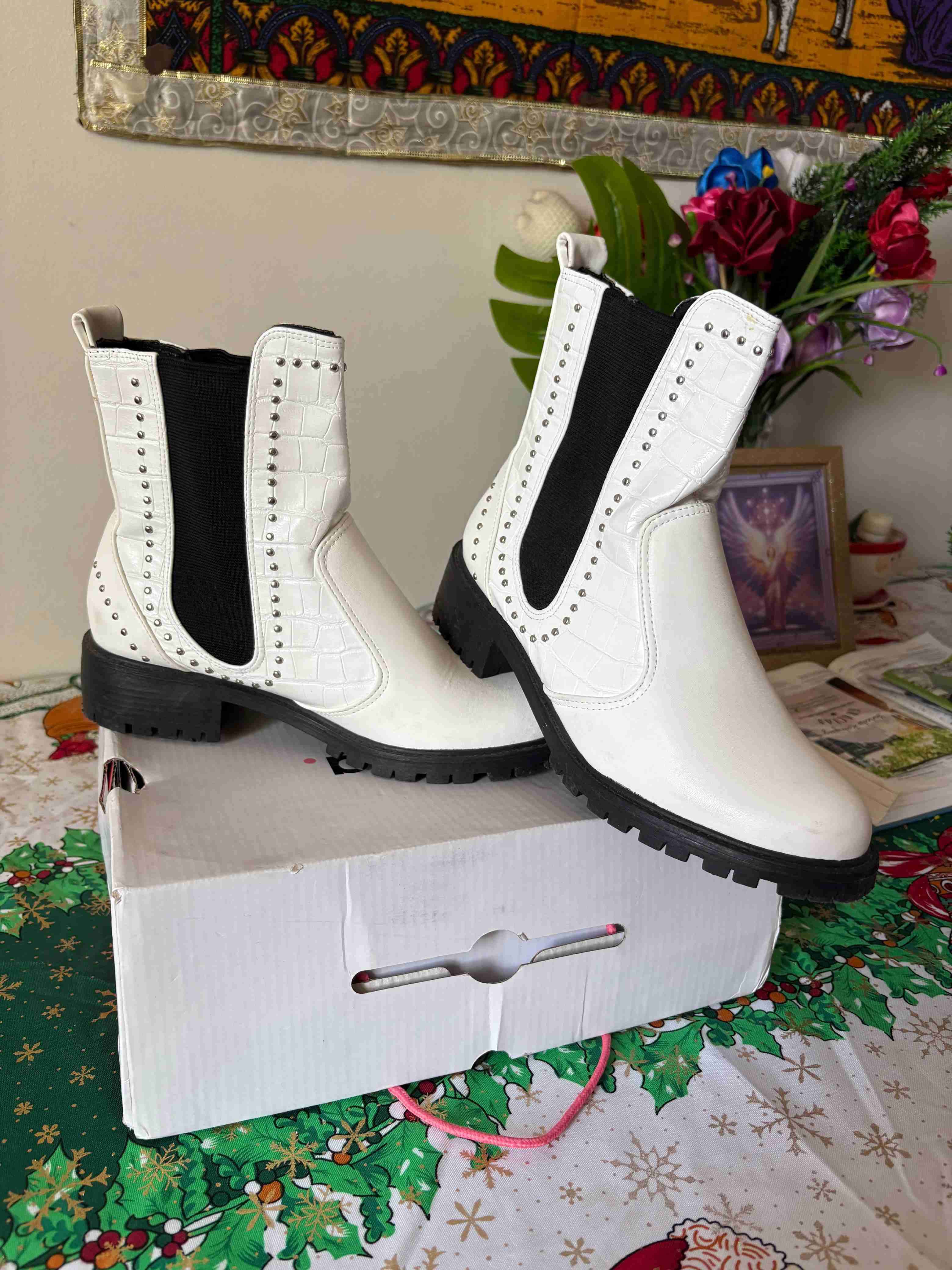 Botines blancos con tachuelas - 4