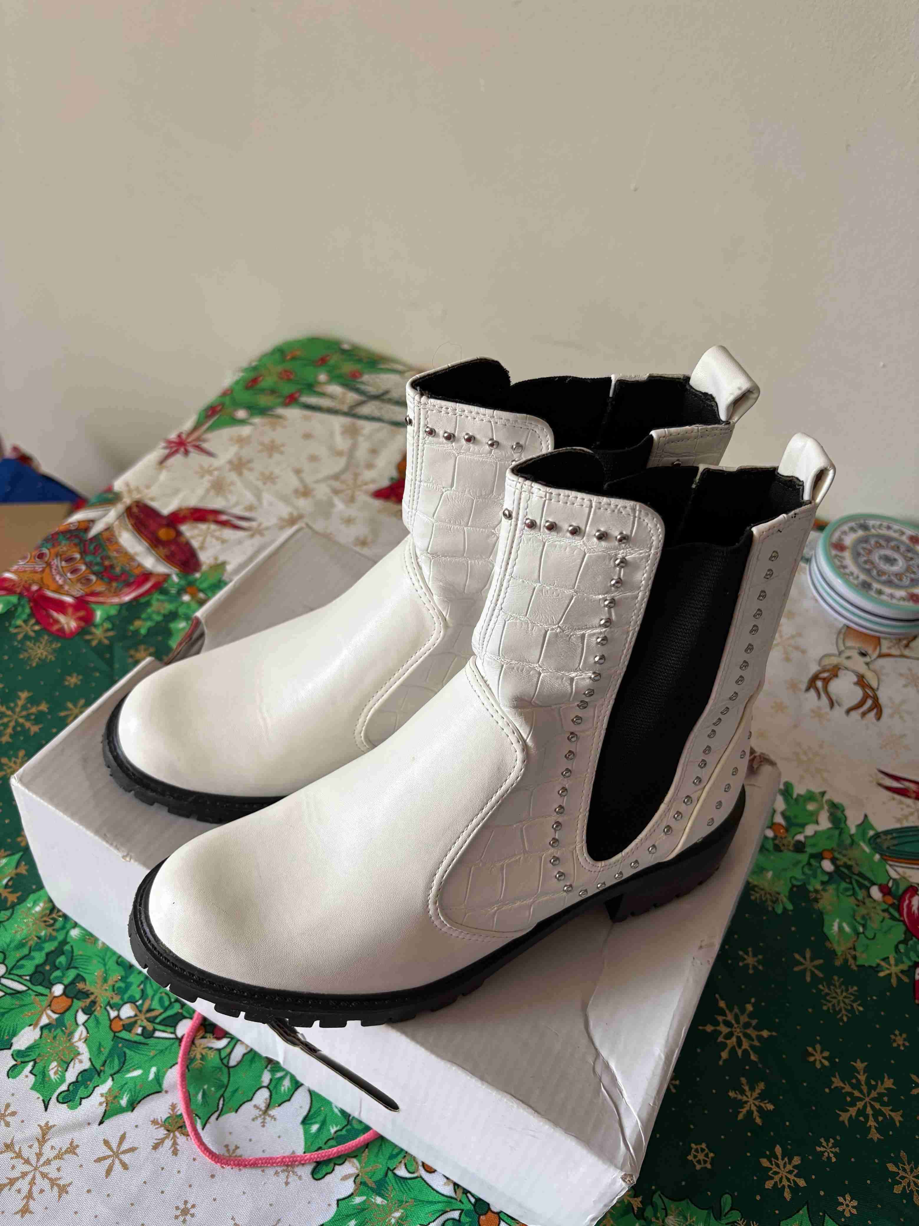 Botines blancos con tachuelas - 5