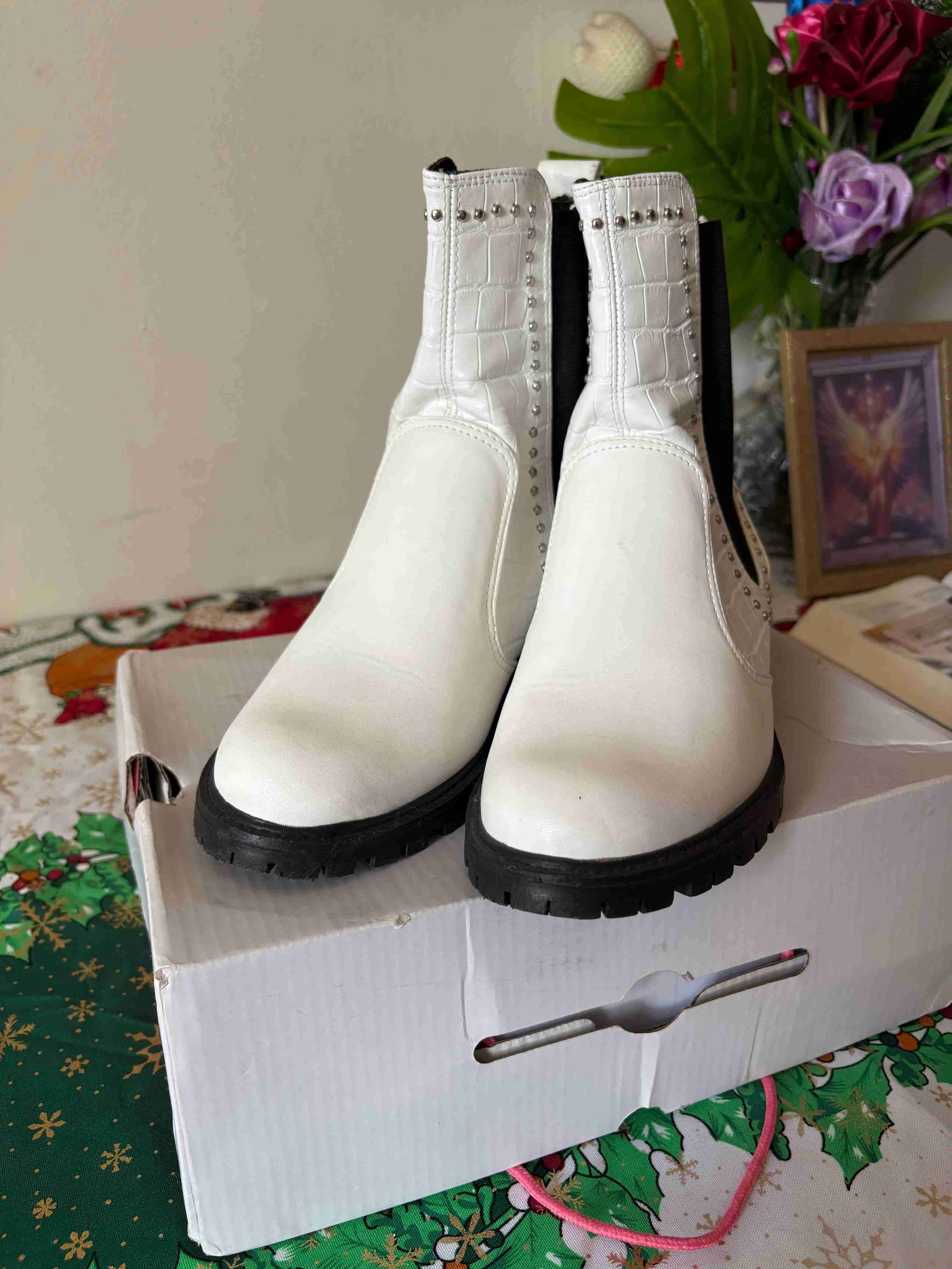 Botines blancos con tachuelas - 6