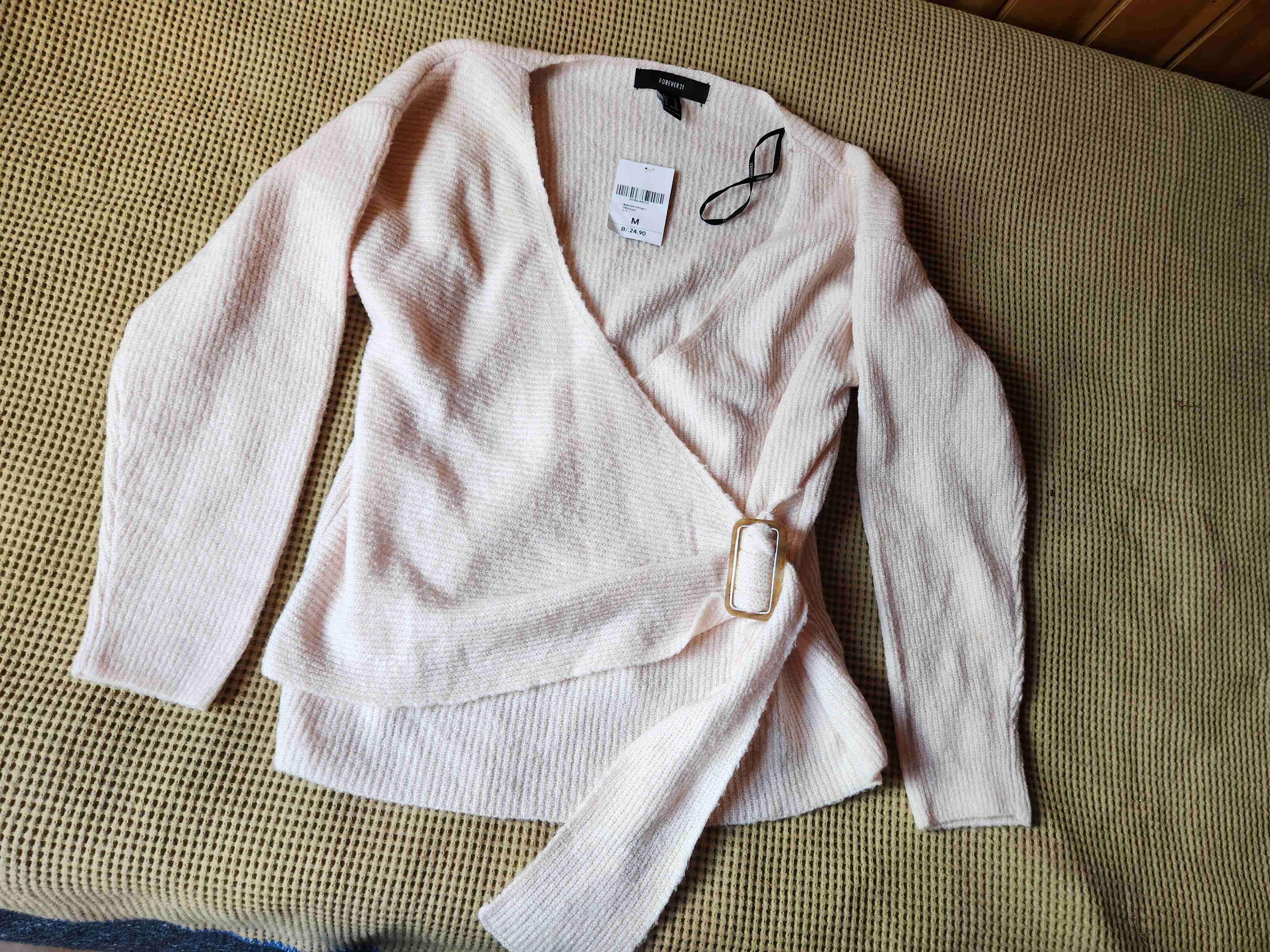 Suéter cruzado beige nuevo