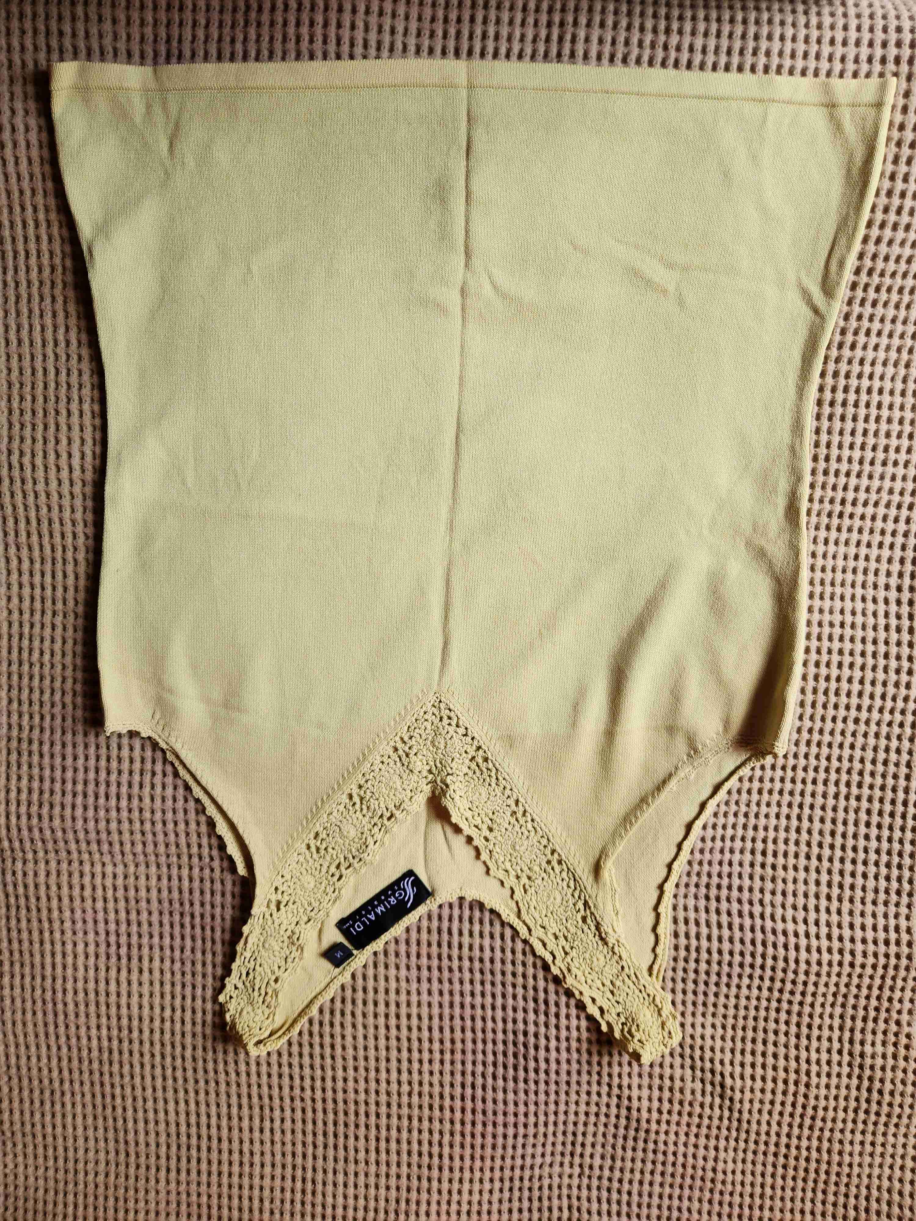 Blusa amarilla con encaje